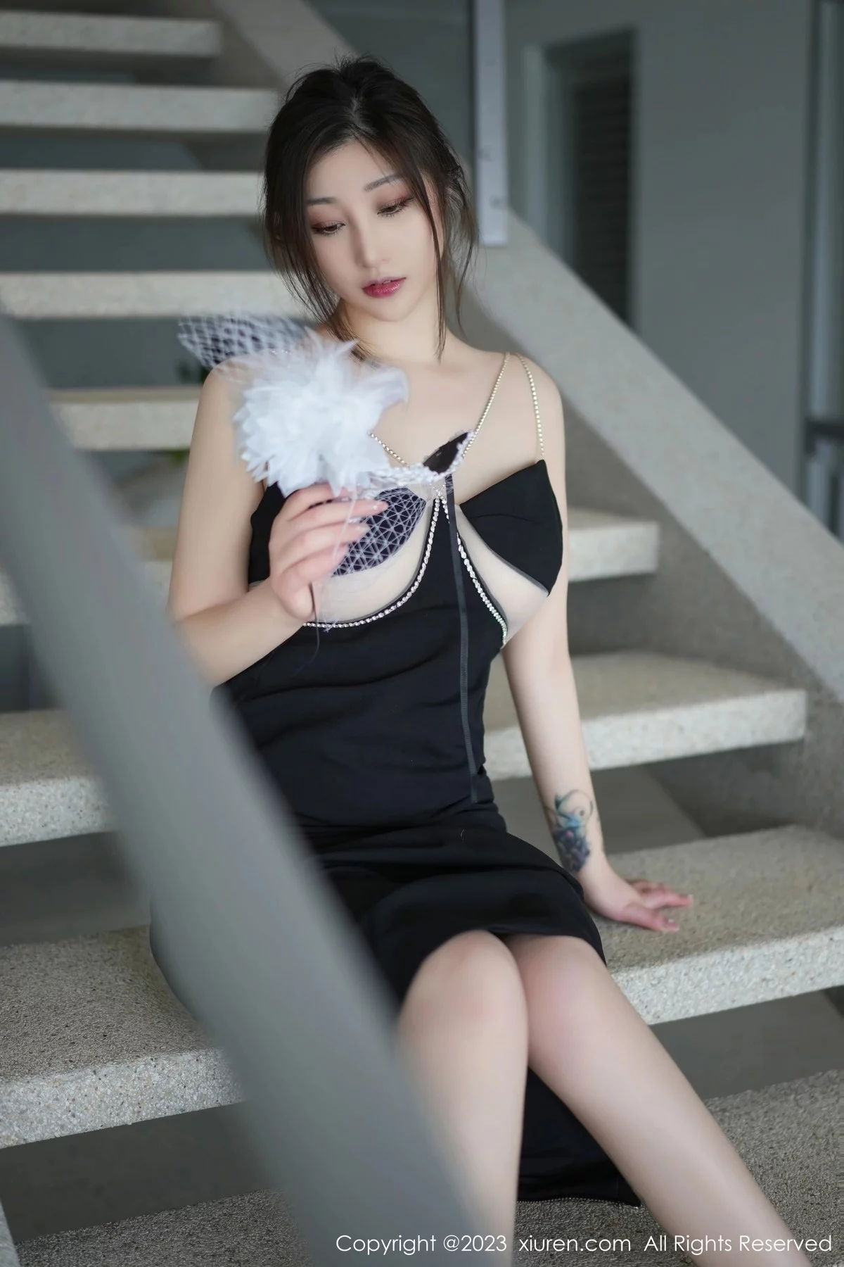 [[XiuRen秀人网]秀人网]No.6396_女神妲己_Toxic多套服饰拍摄性感服饰秀雪峰美臀撩人诱惑写真65P