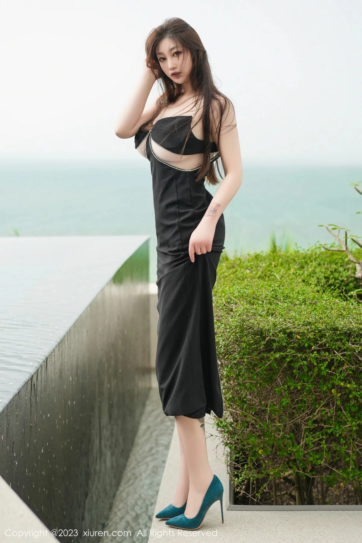 [[XiuRen秀人网]秀人网]No.6396_女神妲己_Toxic多套服饰拍摄性感服饰秀雪峰美臀撩人诱惑写真65P