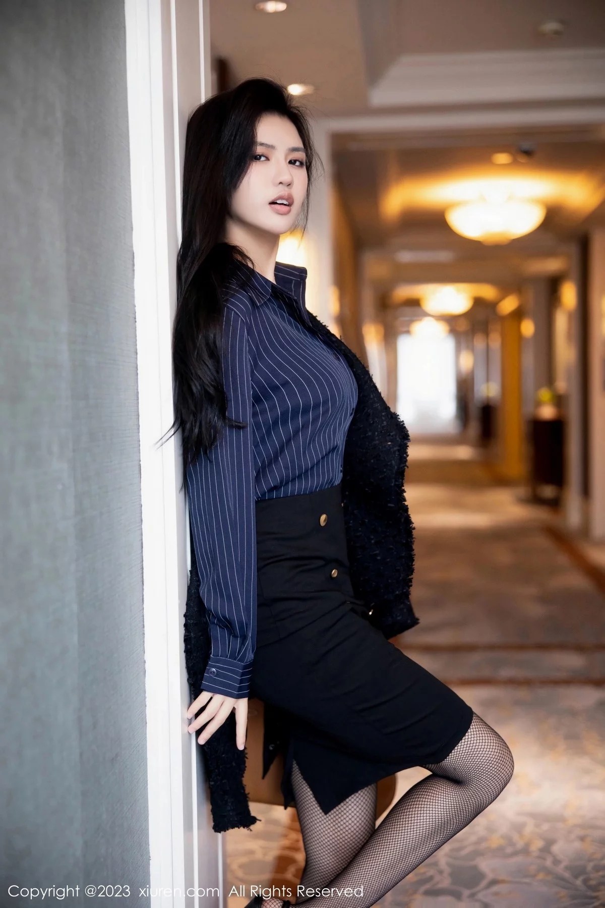 [[XiuRen秀人网]秀人网]No.6391_模特浅浅Danny半脱深蓝色条纹T恤露黑色蕾丝内衣完美诱惑写真80P