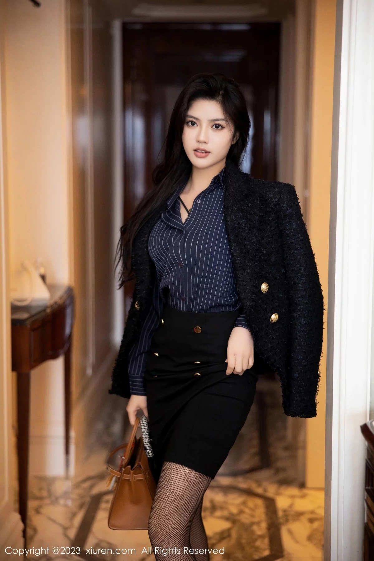 [[XiuRen秀人网]秀人网]No.6391_模特浅浅Danny半脱深蓝色条纹T恤露黑色蕾丝内衣完美诱惑写真80P