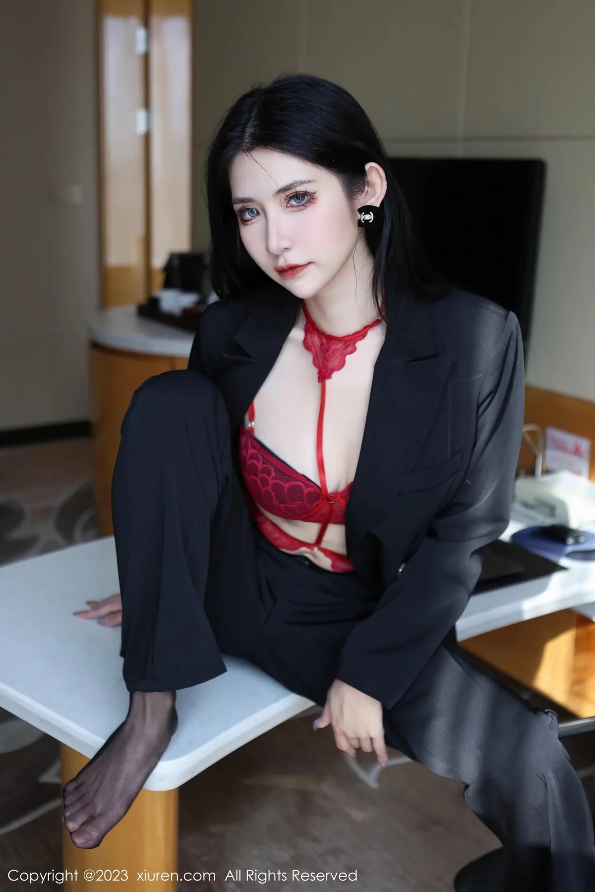 [[XiuRen秀人网]秀人网]No.6402_新人依娜Yina脱深色西服露红色蕾丝内衣秀曼妙身姿诱惑写真112P