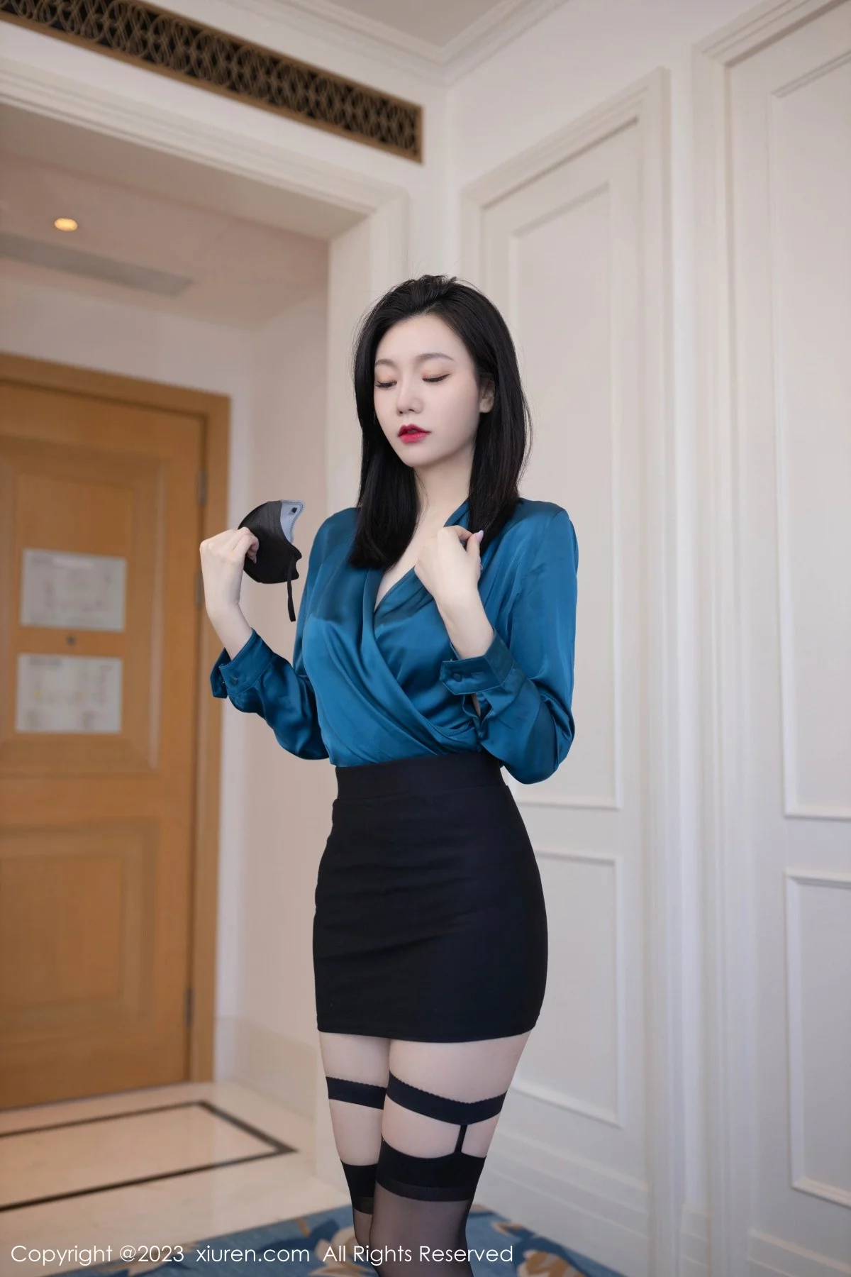 [[XiuRen秀人网]秀人网]No.6413_模特安然anran蓝色上衣配黑短裙露紫色内衣秀曼妙身姿诱惑写真80P