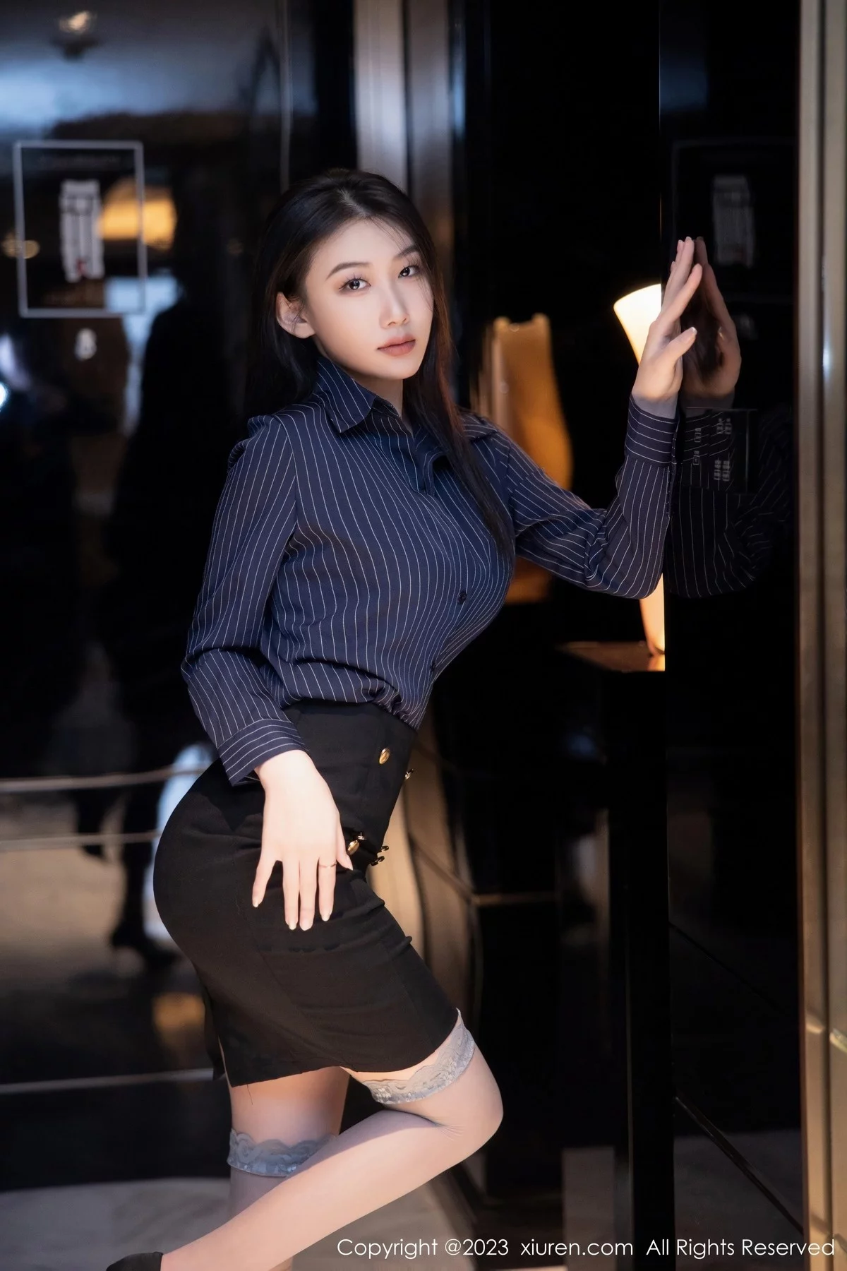 [[XiuRen秀人网]秀人网]No.6418_模特李佳芮cherie深色条纹服配短裙露黑色蕾丝情趣内衣诱惑写真75P