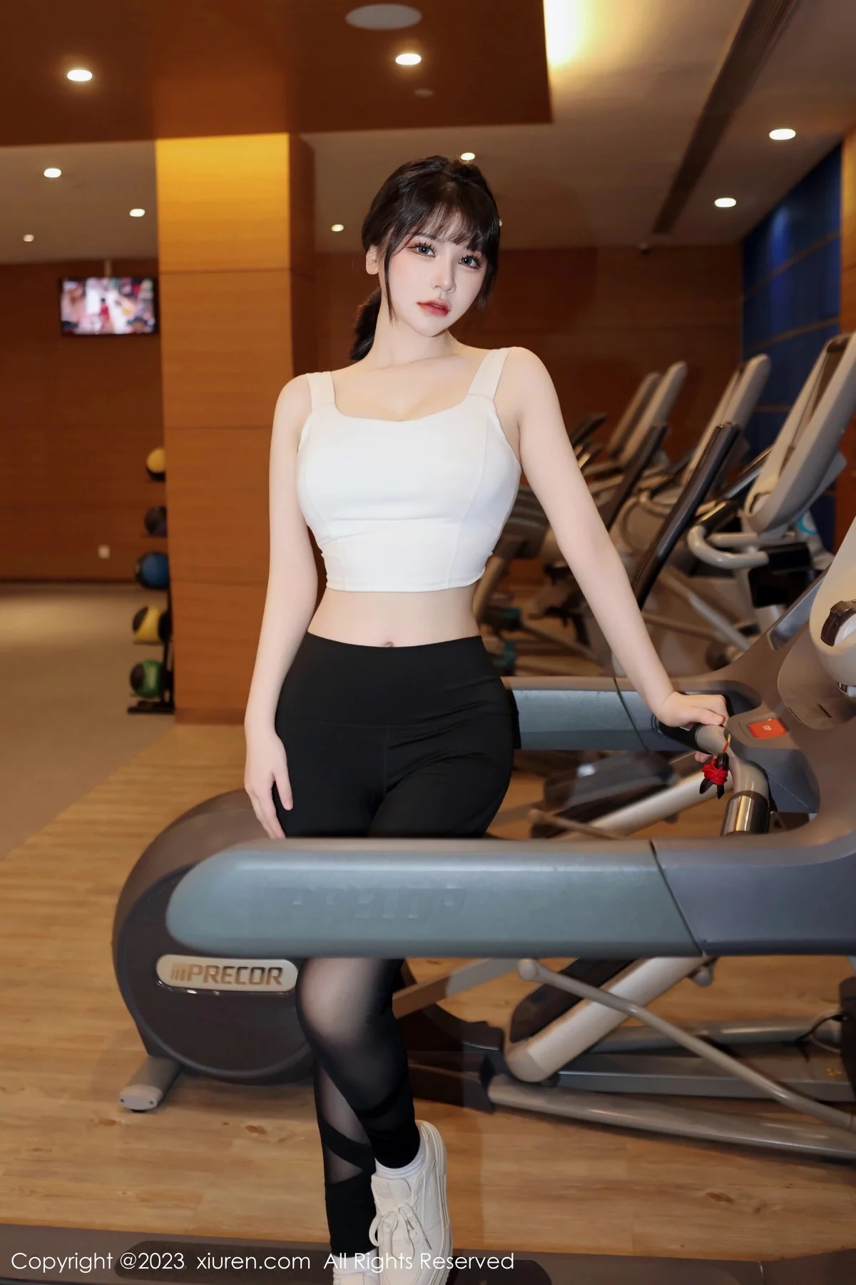 [[XiuRen秀人网]秀人网]No.6289_模特桃桃子白色短款上衣配瑜伽裤半脱露性感内衣完美诱惑写真80P