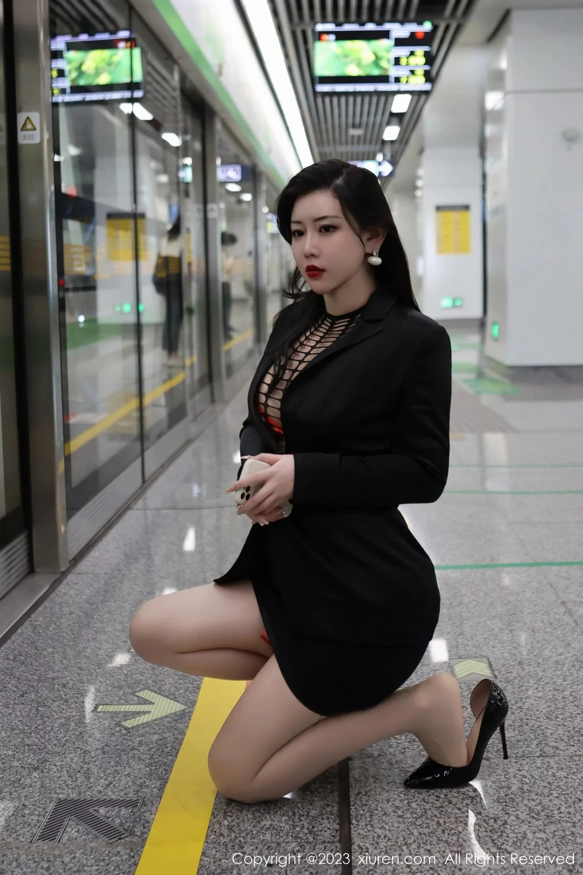 [[XiuRen秀人网]秀人网]No.6421_模特王婉悠Queen性感浅黑色OL服露红色情趣内衣丰满诱惑写真93P