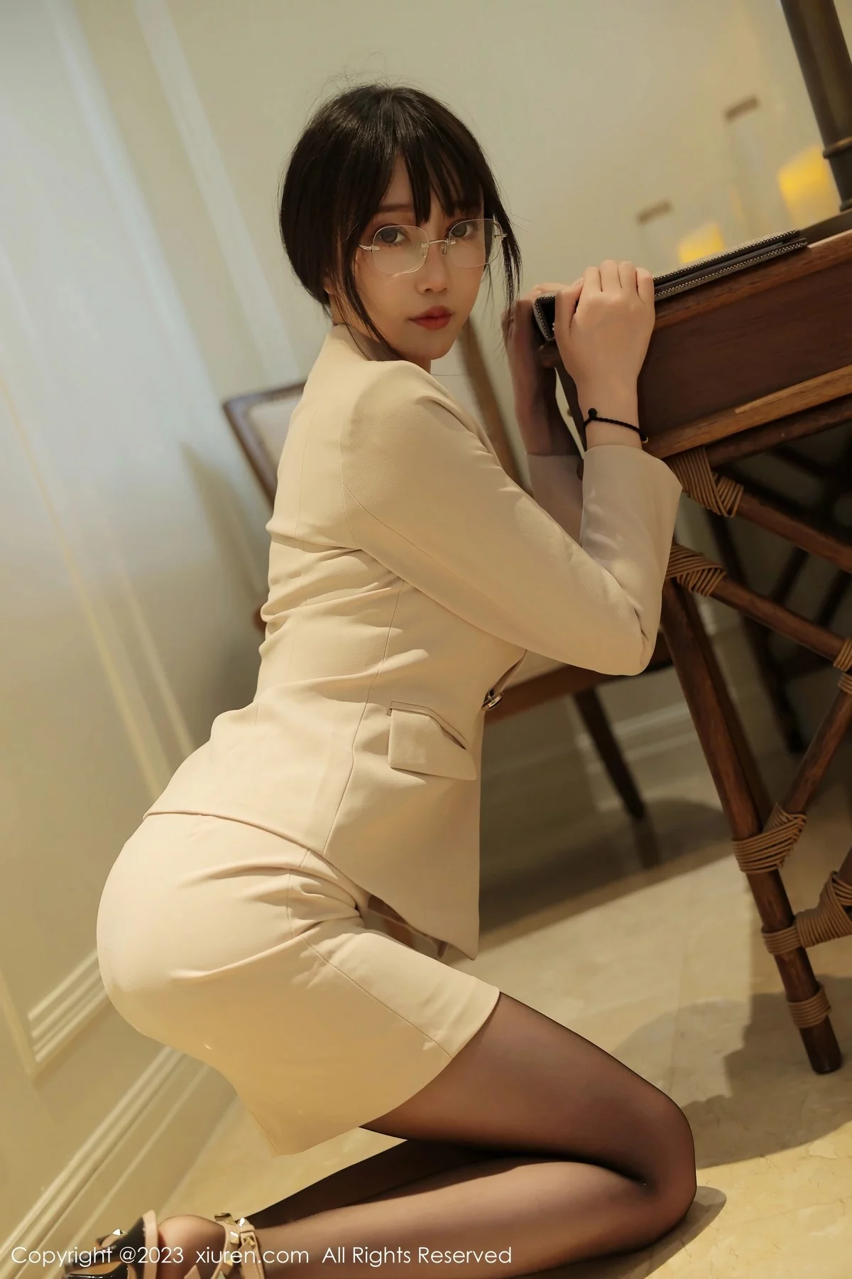 [[XiuRen秀人网]秀人网]No.6428_模特玥儿玥er脱浅色Ol服饰露黑色蕾丝内衣配超薄黑丝魅惑写真56P