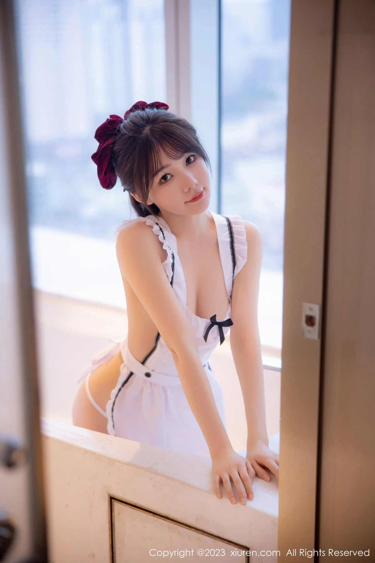 [[XiuRen秀人网]秀人网]No.6299_模特婠婠么性感真空白色女仆配白丝袜秀曼妙身姿迷人诱惑写真78P