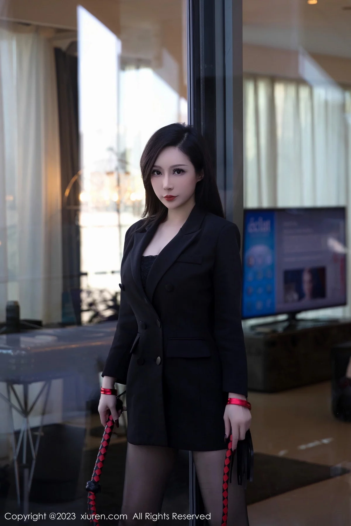 [[XiuRen秀人网]秀人网]No.6294_新人模特大琪琪Emily脱黑色外衣露红色情趣内衣秀玲珑身段写真95P