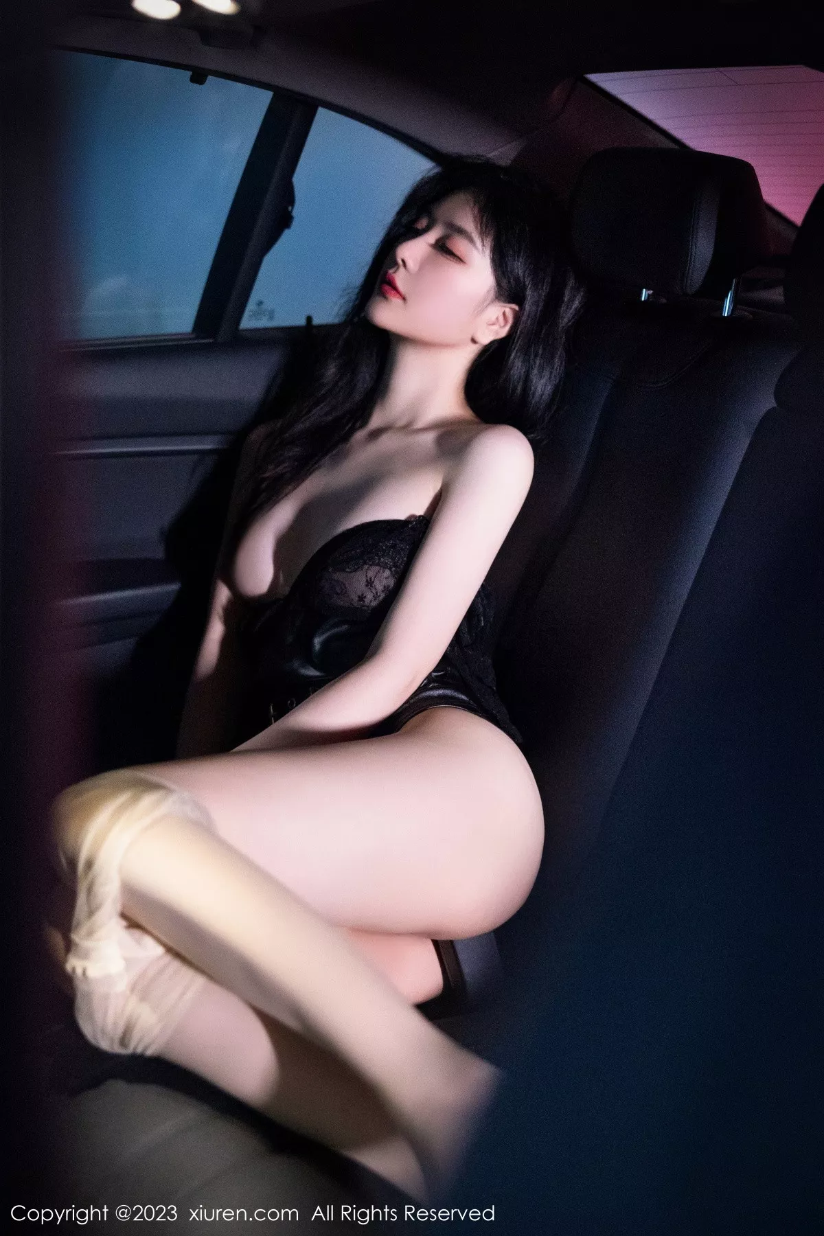 [[XiuRen秀人网]秀人网]No.7431_女神幼幼车内场景黑色薄纱上衣配黑皮短裙露闪亮肉丝诱惑写真83P