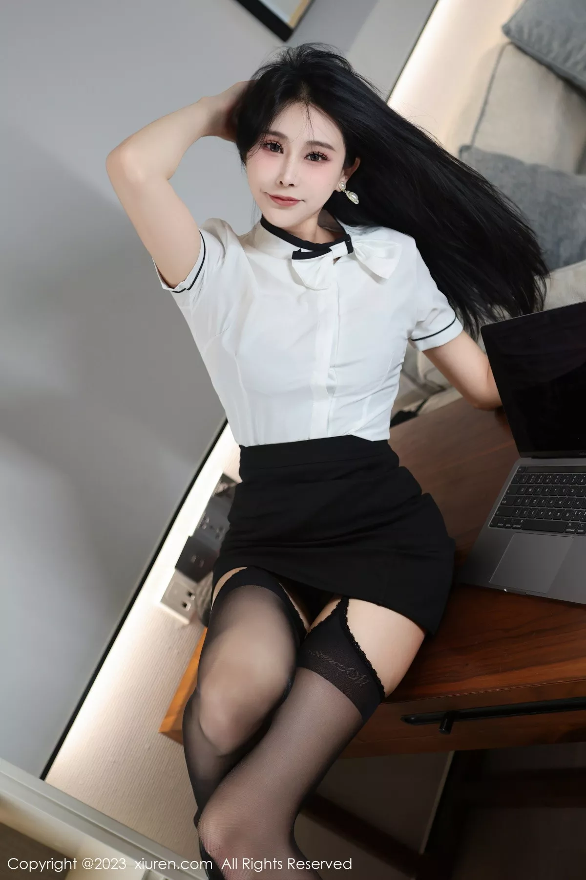 [[XiuRen秀人网]秀人网]No.7424_模特草莓mm性感白T配短裙露黑色蕾丝内衣秀曼妙身姿诱惑写真74P