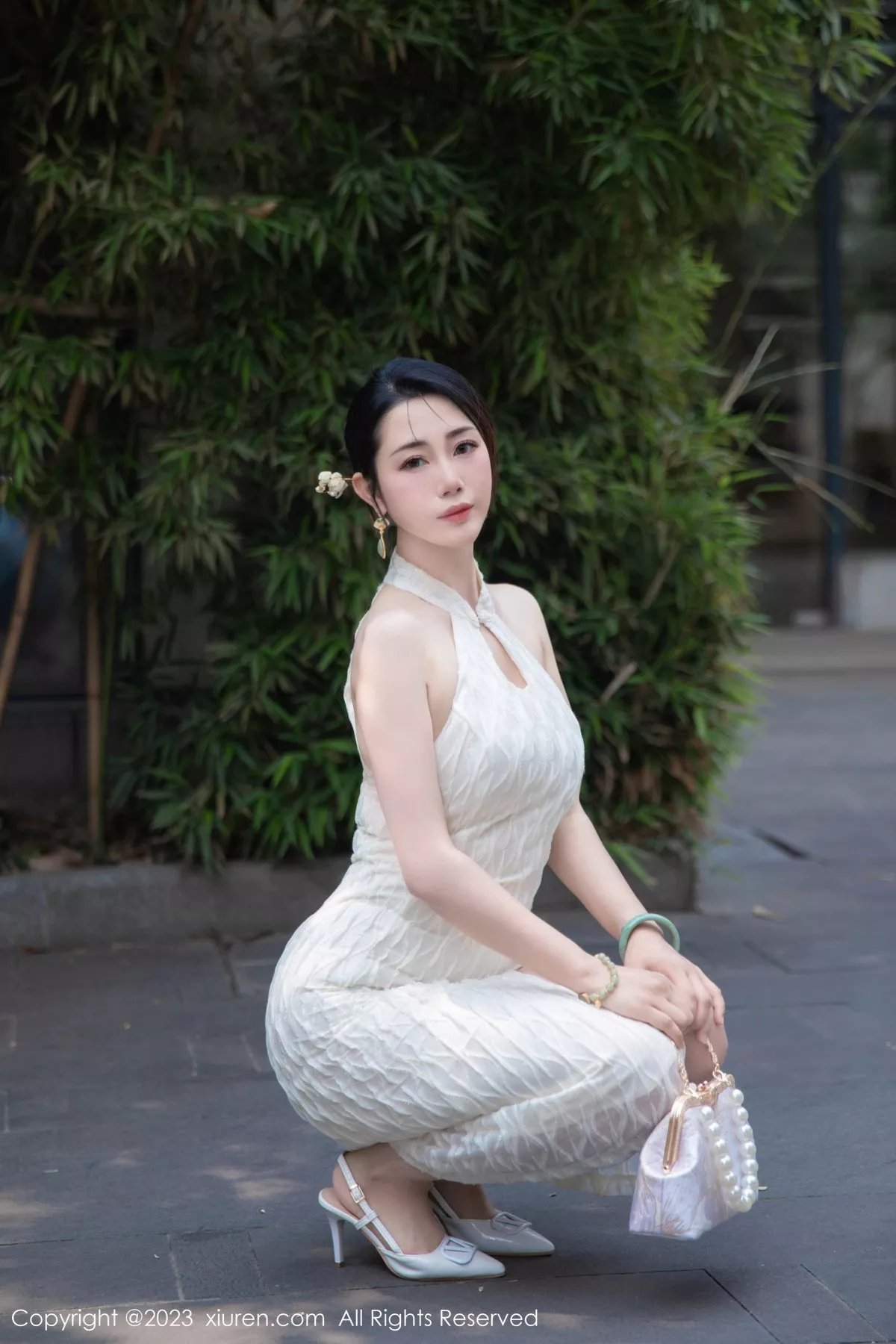 [[XiuRen秀人网]秀人网]No.7435_模特严利娅Yuliya性感白色旗袍服饰秀婀娜身姿完美诱惑写真71P