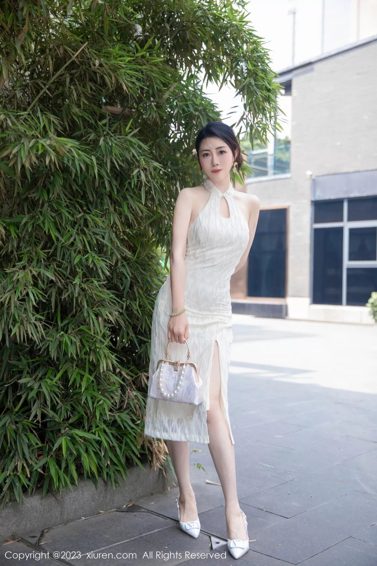 [[XiuRen秀人网]秀人网]No.7435_模特严利娅Yuliya性感白色旗袍服饰秀婀娜身姿完美诱惑写真71P