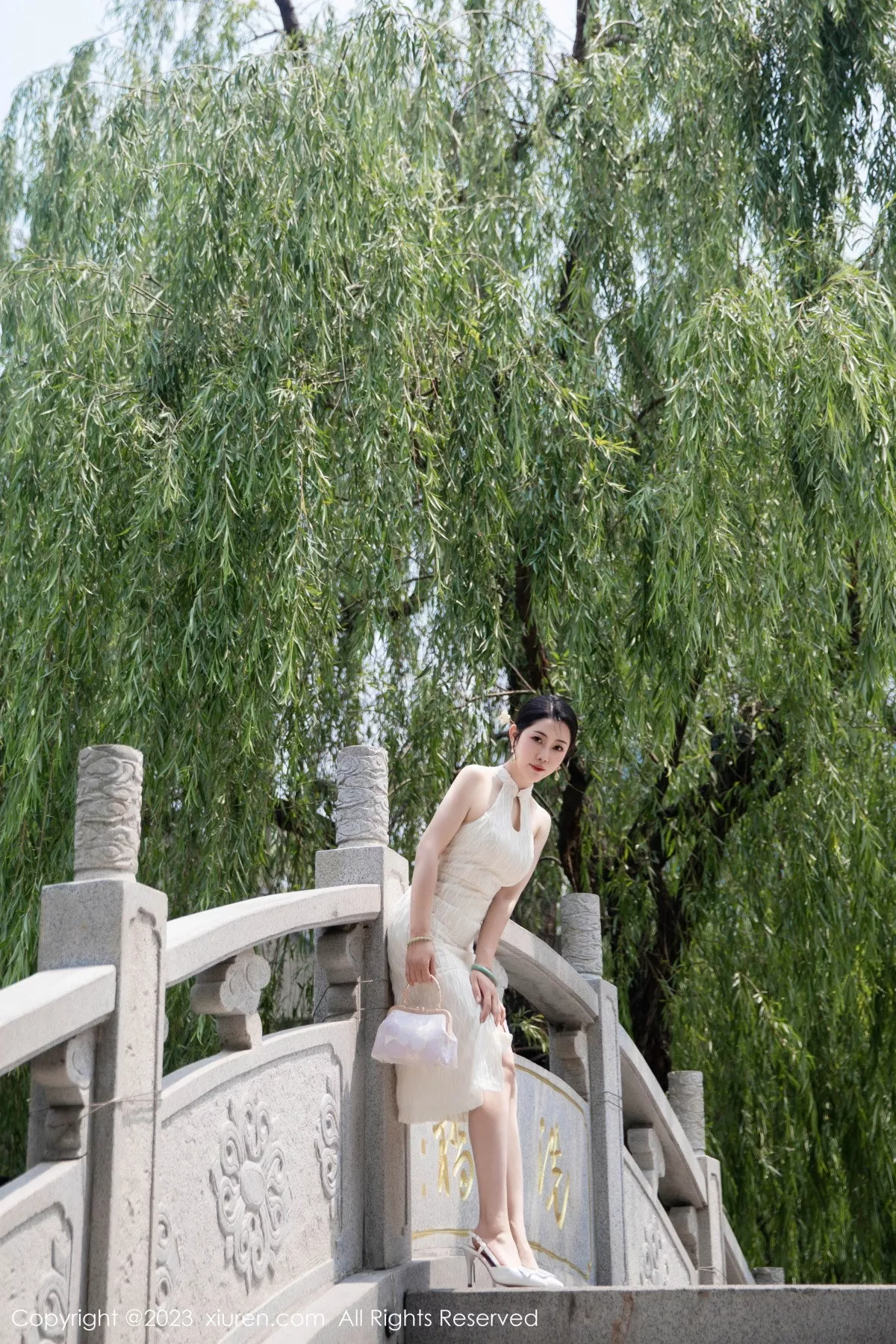 [[XiuRen秀人网]秀人网]No.7435_模特严利娅Yuliya性感白色旗袍服饰秀婀娜身姿完美诱惑写真71P
