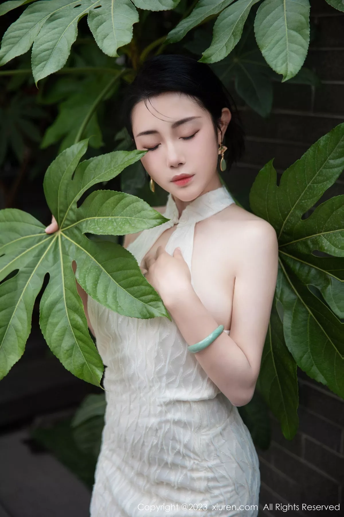 [[XiuRen秀人网]秀人网]No.7435_模特严利娅Yuliya性感白色旗袍服饰秀婀娜身姿完美诱惑写真71P