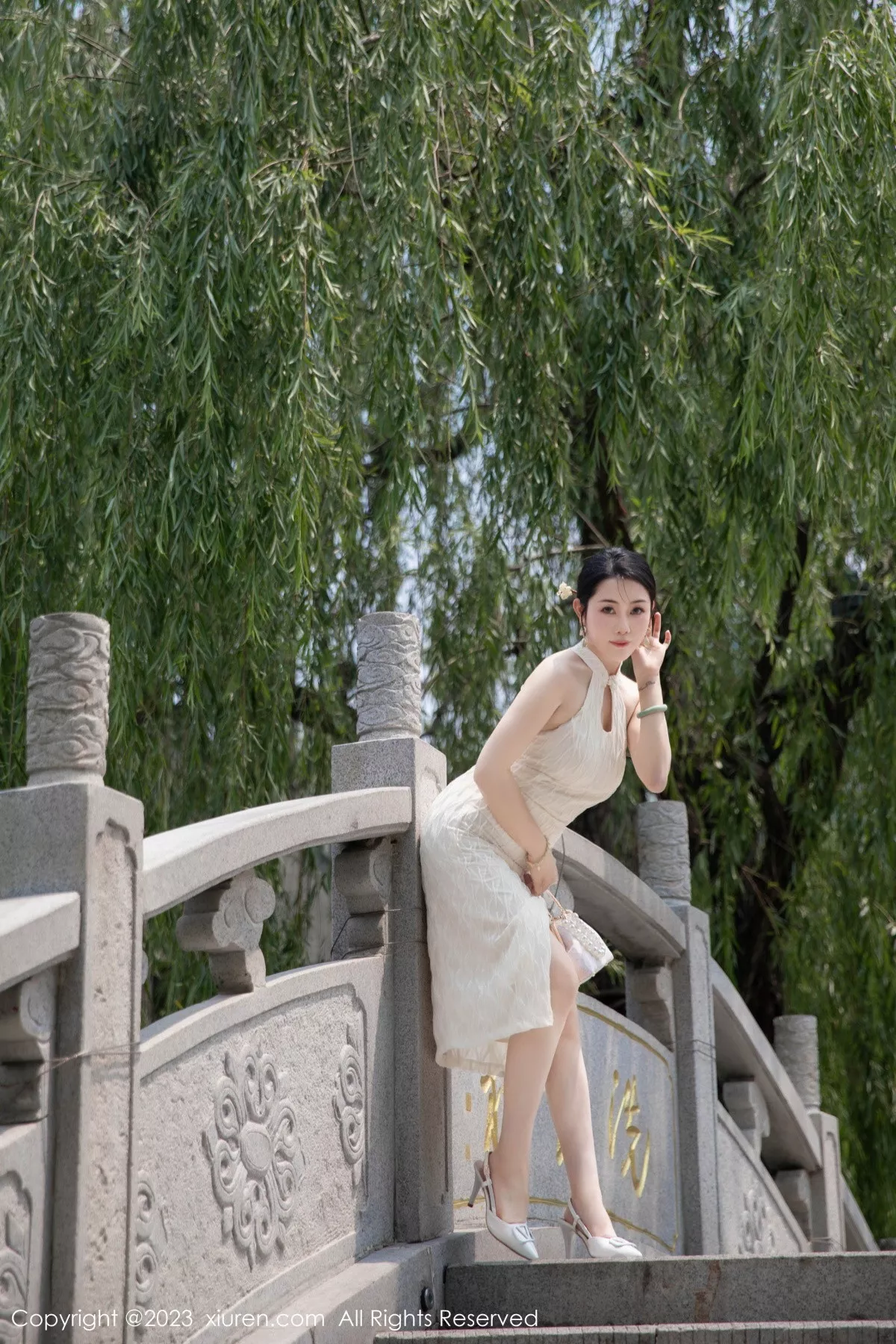[[XiuRen秀人网]秀人网]No.7435_模特严利娅Yuliya性感白色旗袍服饰秀婀娜身姿完美诱惑写真71P