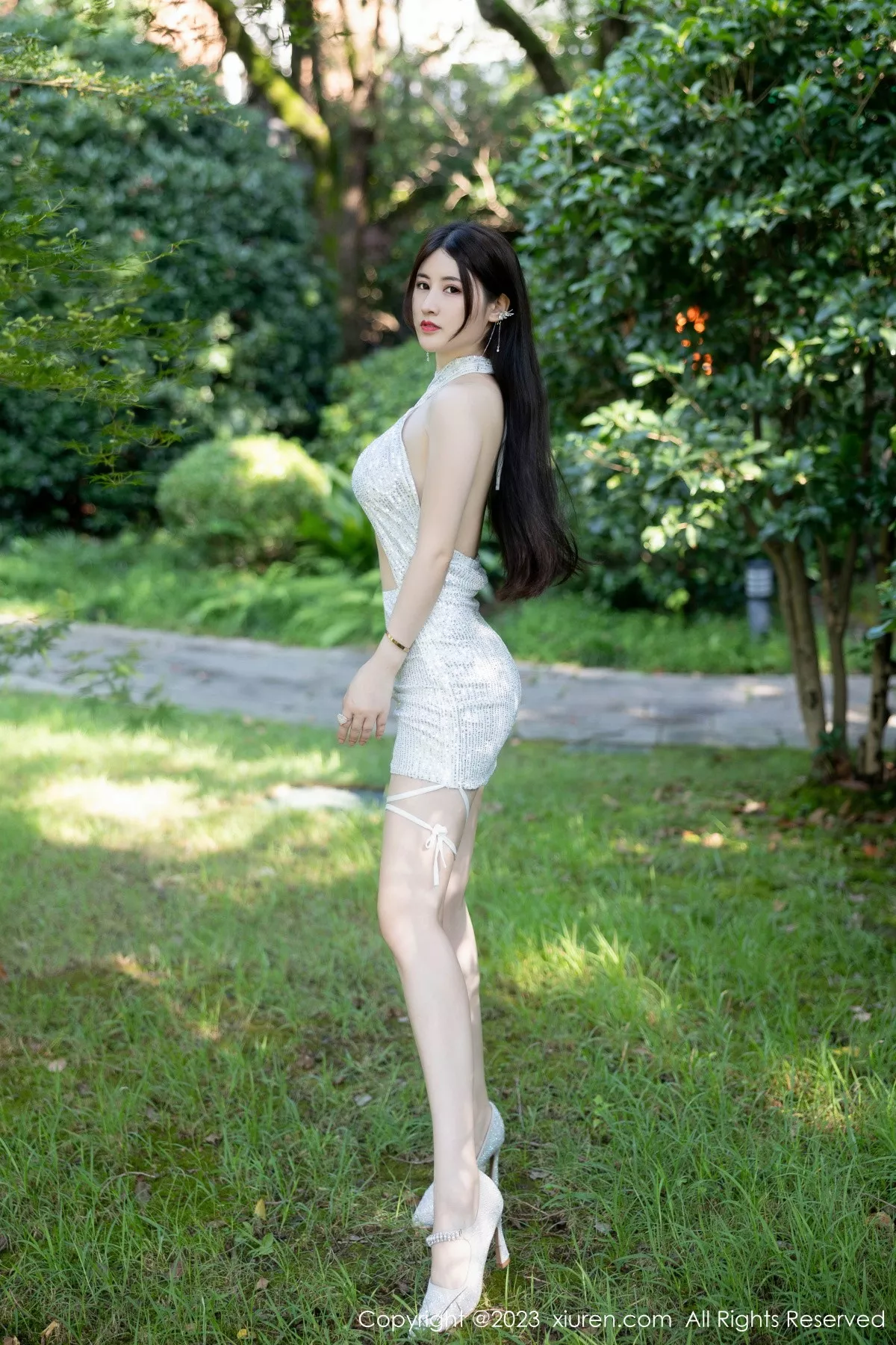 [[XiuRen秀人网]秀人网]No.7441_模特诗诗kiki性感蓝灰蕾丝内衣配黑丝袜秀丰腴身姿惹火诱惑写真79P
