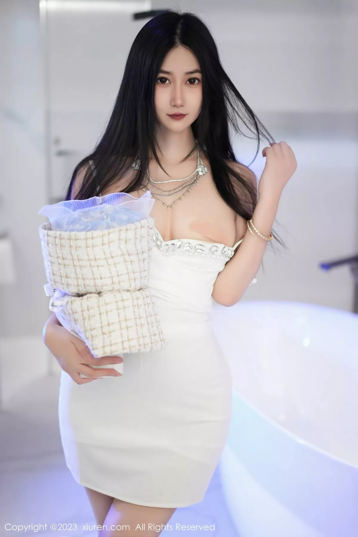 [[XiuRen秀人网]秀人网]No.7447_模特laura阿姣性感白色吊带短裙配白色高跟秀完美身材迷人写真77P