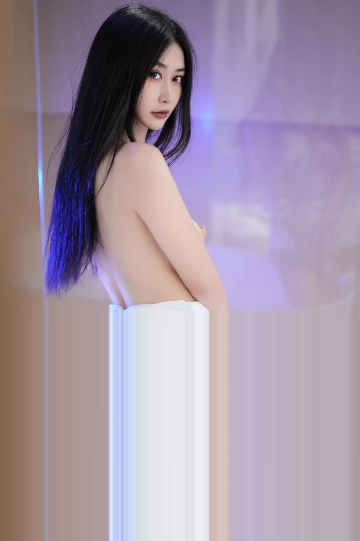 [[XiuRen秀人网]秀人网]No.7447_模特laura阿姣性感白色吊带短裙配白色高跟秀完美身材迷人写真77P