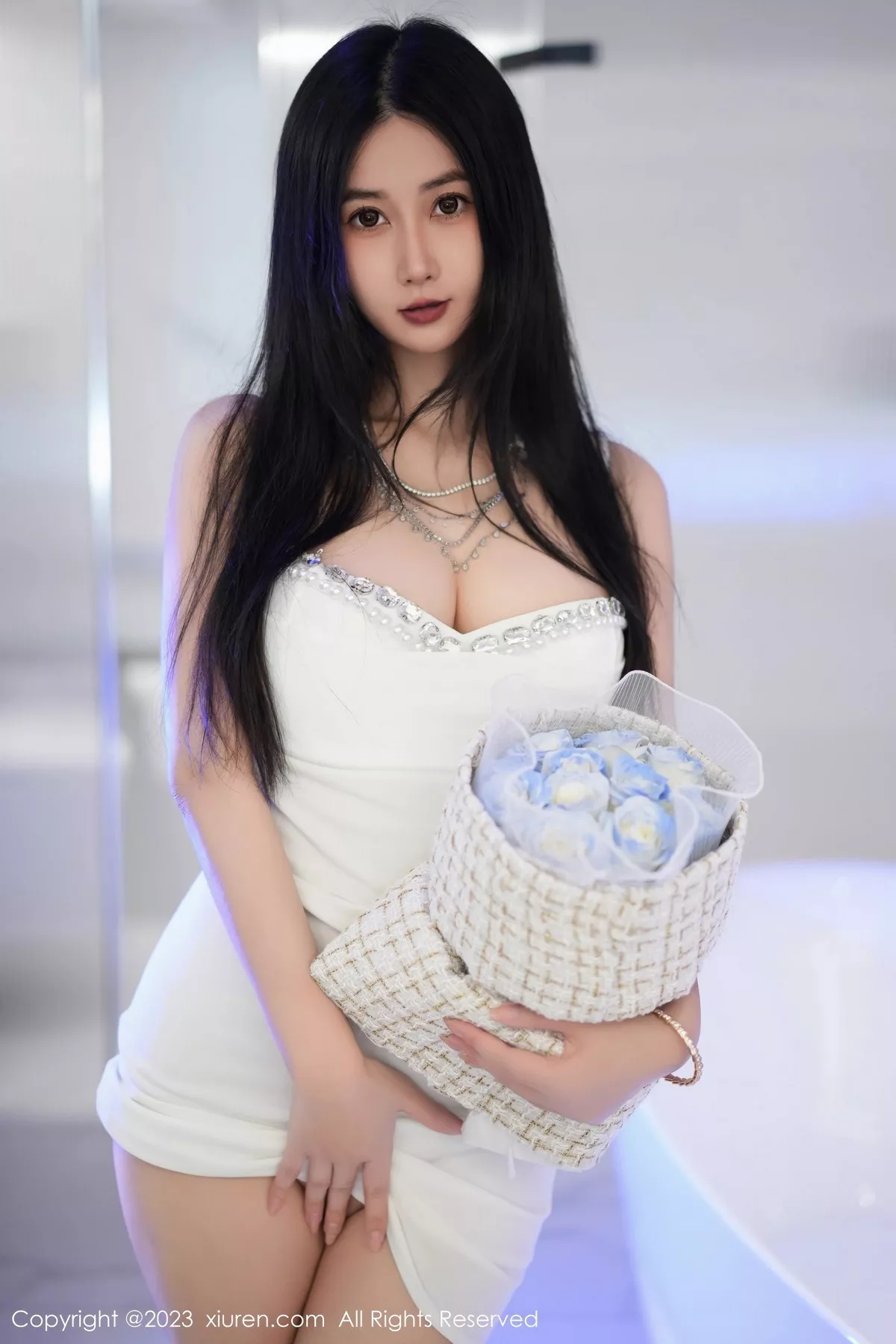 [[XiuRen秀人网]秀人网]No.7447_模特laura阿姣性感白色吊带短裙配白色高跟秀完美身材迷人写真77P