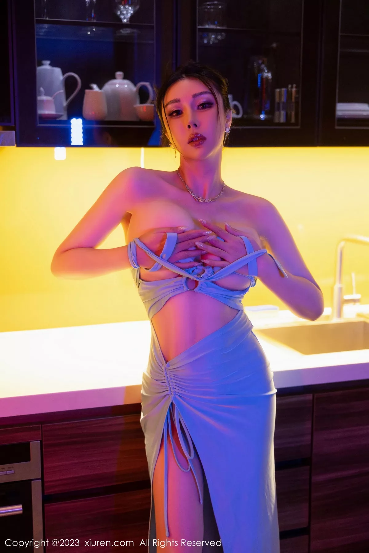 [[XiuRen秀人网]秀人网]No.7446_模特田冰冰性感蓝色长礼裙配原色丝袜秀丰满身材妩媚迷人写真82P