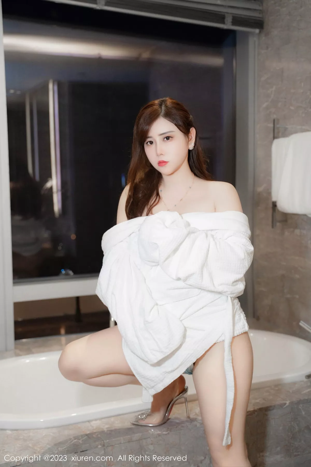 [[XiuRen秀人网]秀人网]No.7450_模特王婉悠Queen性感白色浴袍露蓝色内衣秀丰腴身姿诱惑写真45P