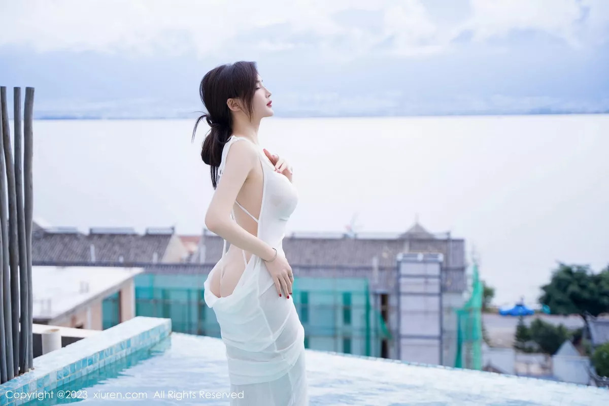 [[XiuRen秀人网]秀人网]No.7461_女神Carol周妍希泳池性感白色连衣长裙湿身秀丰满身材诱惑写真69P