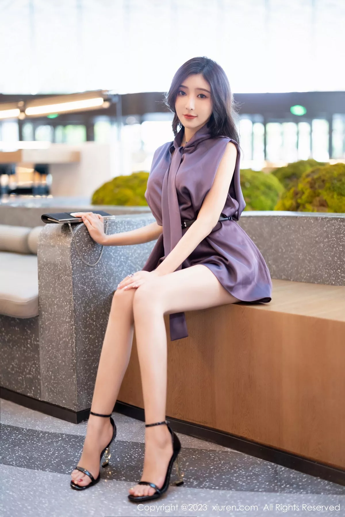 [[XiuRen秀人网]秀人网]No.7462_女神王馨瑶yanni脱紫色上衣露性感白色蕾丝内衣完美诱惑写真80P