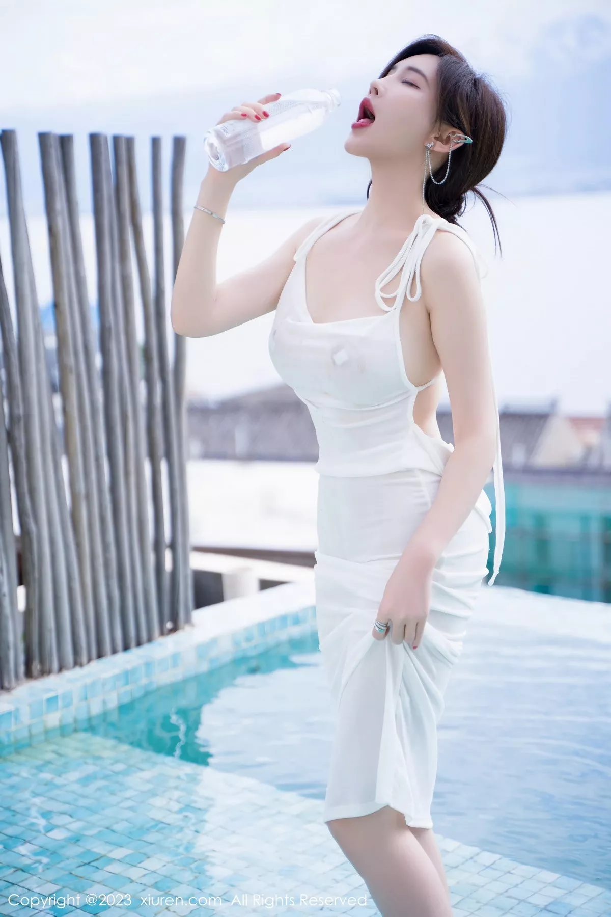 [[XiuRen秀人网]秀人网]No.7461_女神Carol周妍希泳池性感白色连衣长裙湿身秀丰满身材诱惑写真69P