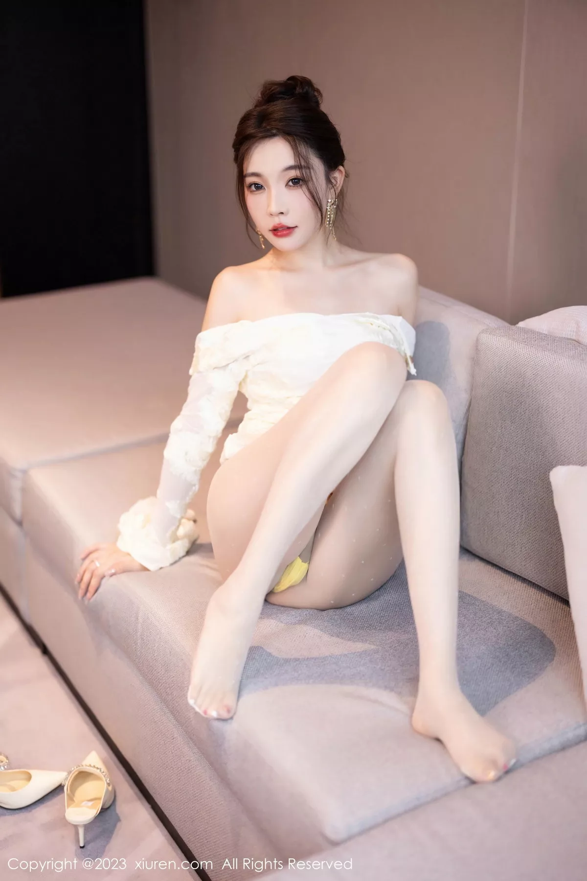 [[XiuRen秀人网]秀人网]No.7476_女神徐莉芝性感淡黄连衣短裙+黄色情趣内衣秀惹火身材诱惑写真85P