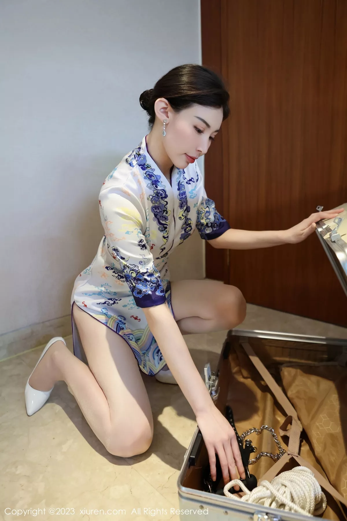 [[XiuRen秀人网]秀人网]No.7479_模特曼柔性感制服露淡粉色内衣配超薄肉丝秀曼妙身姿诱惑写真102P