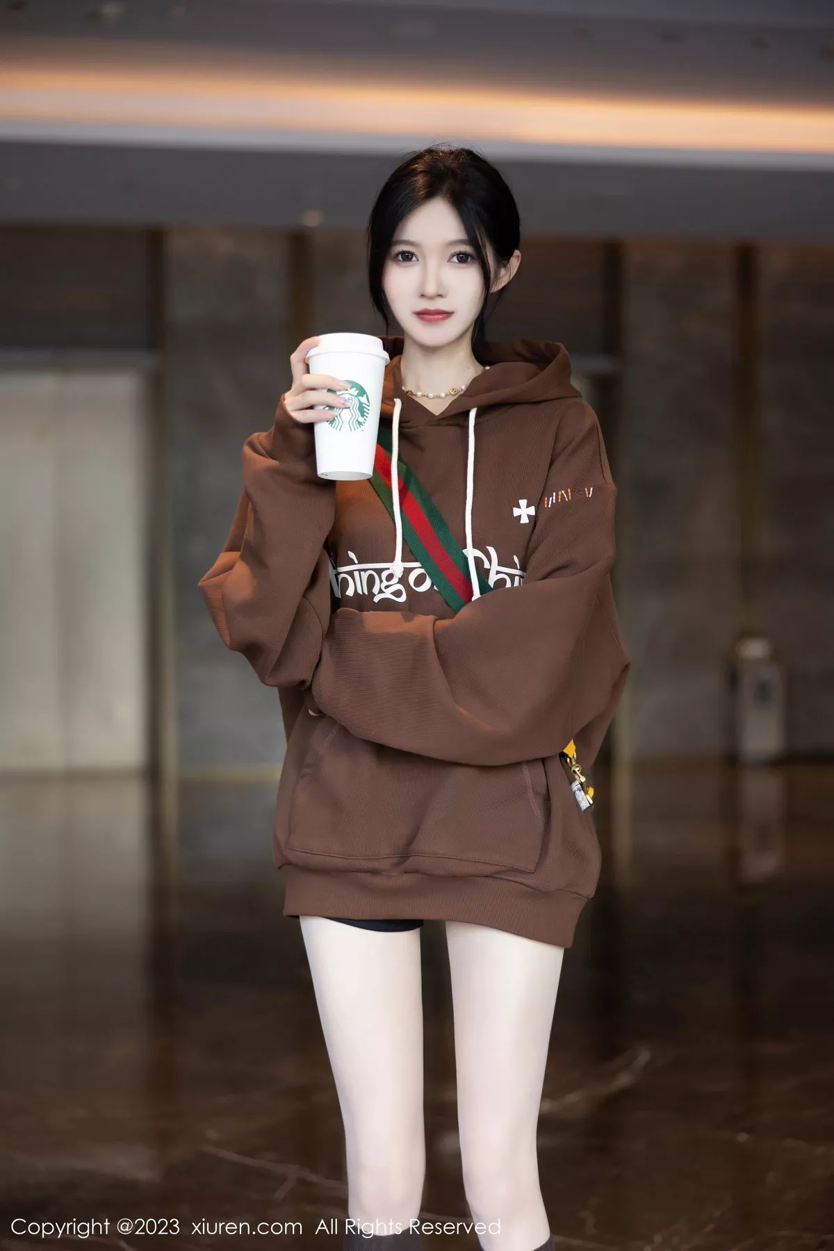 [[XiuRen秀人网]秀人网]No.7488_模特程程程咖啡色卫衣露淡红内衣配肉丝袜秀曼妙身姿诱惑写真81P