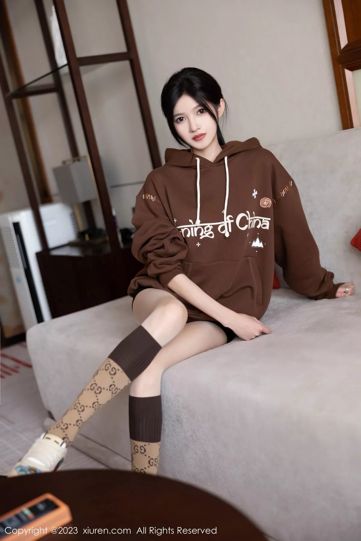 [[XiuRen秀人网]秀人网]No.7488_模特程程程咖啡色卫衣露淡红内衣配肉丝袜秀曼妙身姿诱惑写真81P