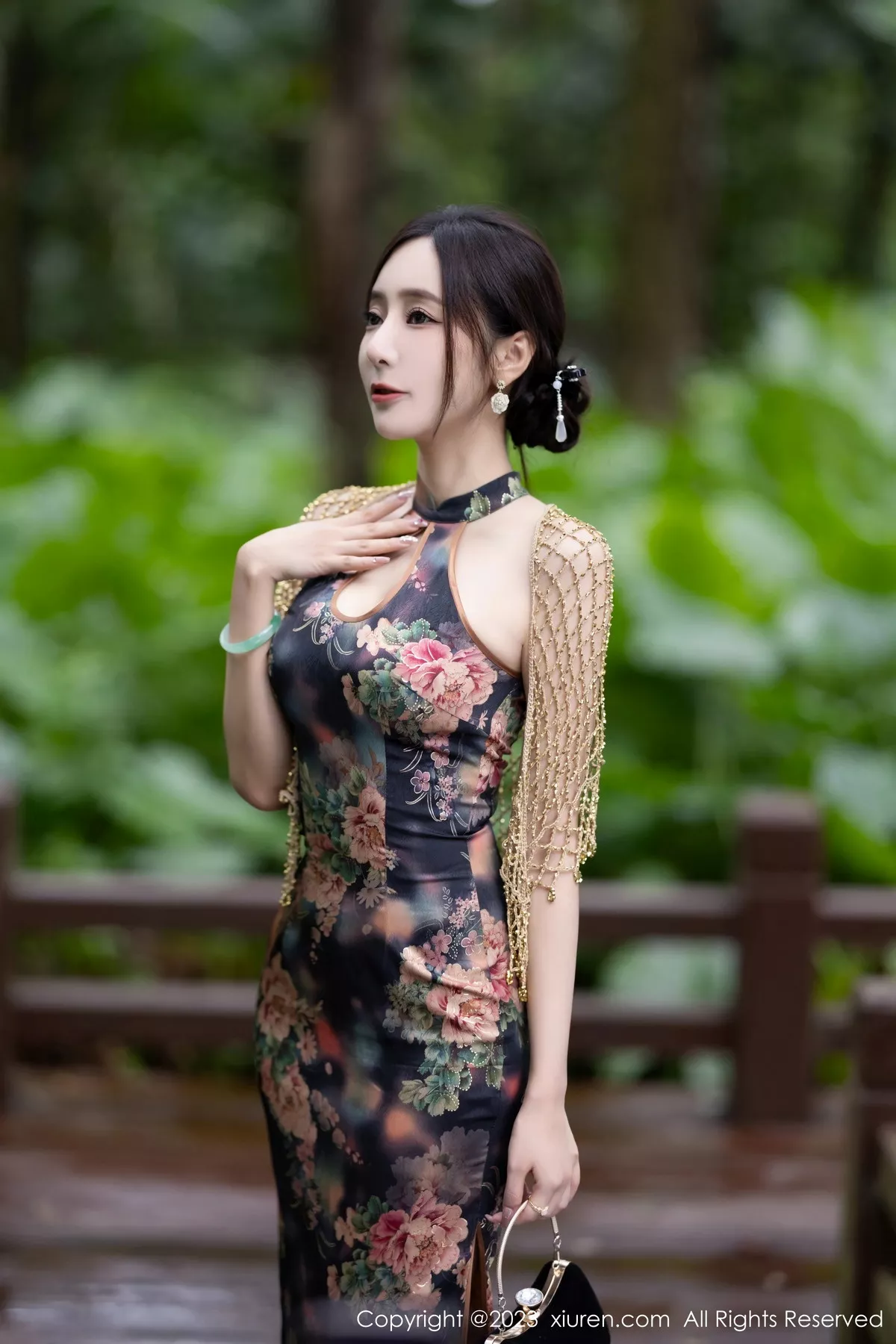 [[XiuRen秀人网]秀人网]No.7495_女神王馨瑶yanni性感花纹旗袍露淡紫色内衣配开档肉丝诱惑写真81P
