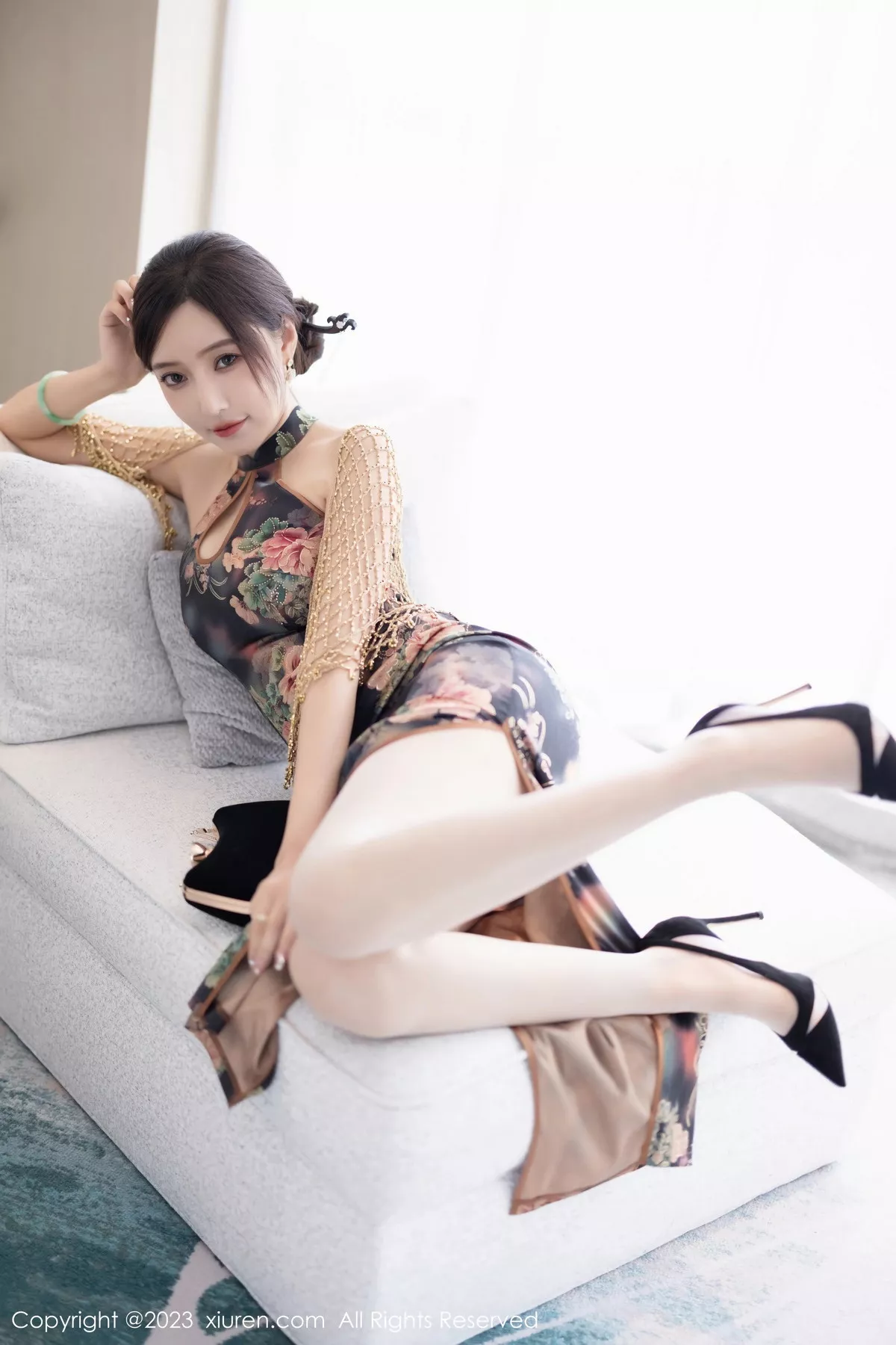[[XiuRen秀人网]秀人网]No.7495_女神王馨瑶yanni性感花纹旗袍露淡紫色内衣配开档肉丝诱惑写真81P