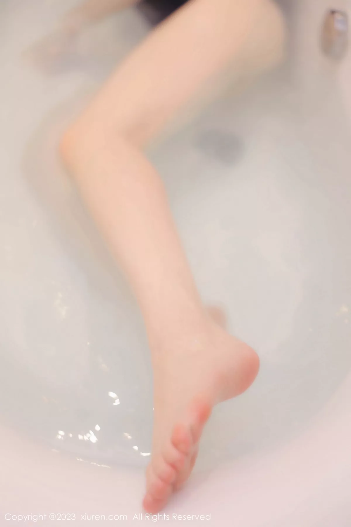 [[XiuRen秀人网]秀人网]No.7499_模特林悠悠浴室场景性感深蓝吊带高开叉服秀曼妙身姿诱惑写真75P