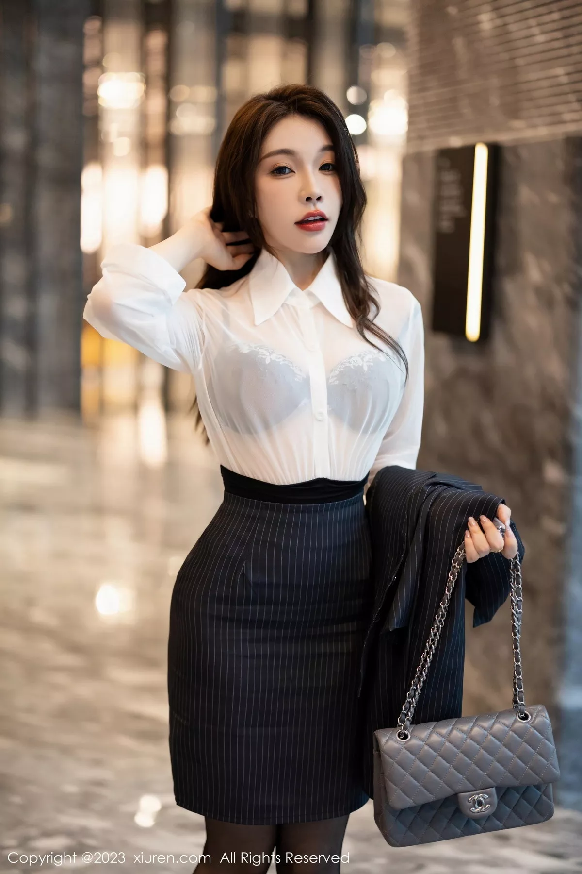 [[XiuRen秀人网]秀人网]No.7508_女神徐莉芝Booty性感白T配黑丝袜半脱秀曼妙身姿完美诱惑写真83P