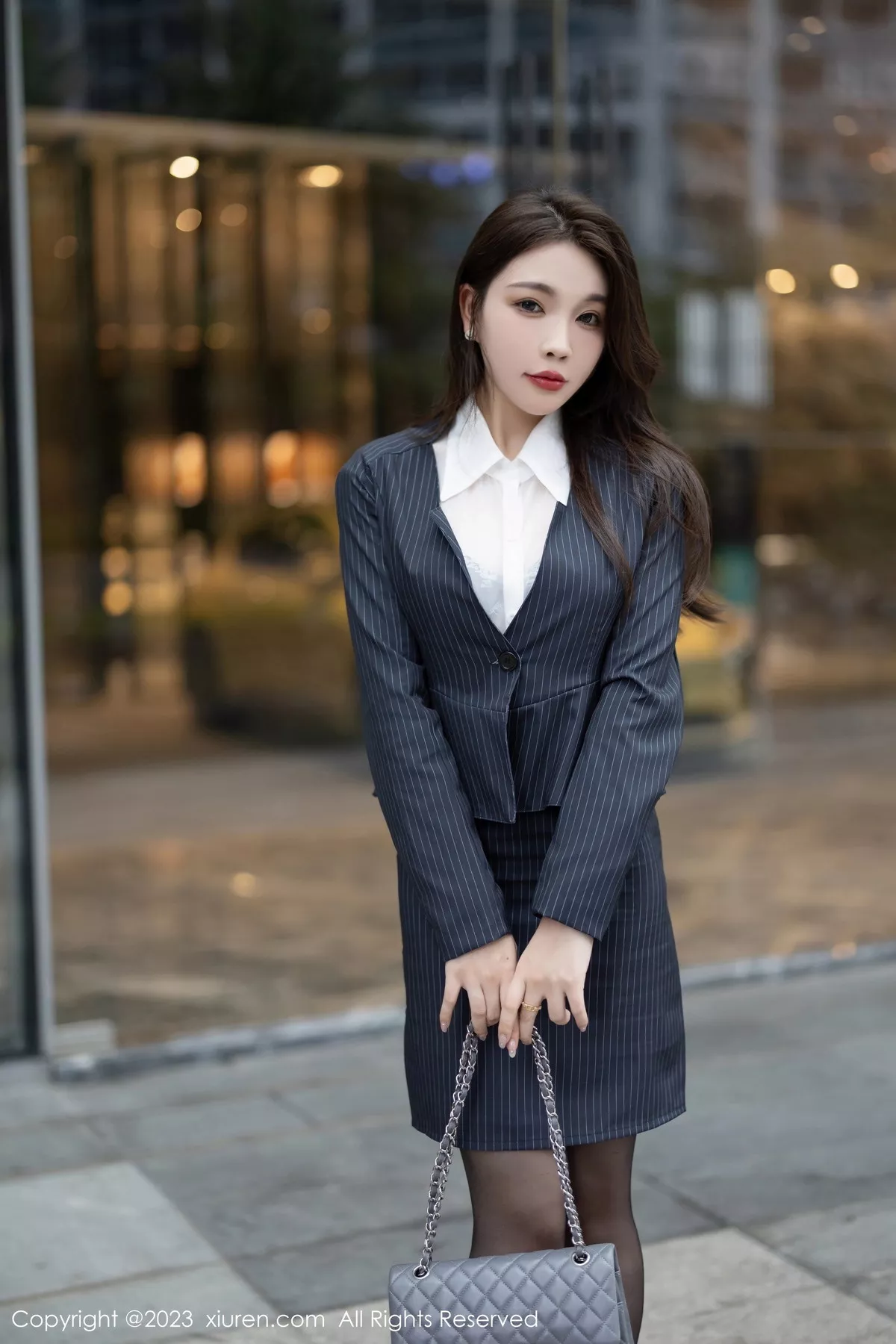 [[XiuRen秀人网]秀人网]No.7508_女神徐莉芝Booty性感白T配黑丝袜半脱秀曼妙身姿完美诱惑写真83P