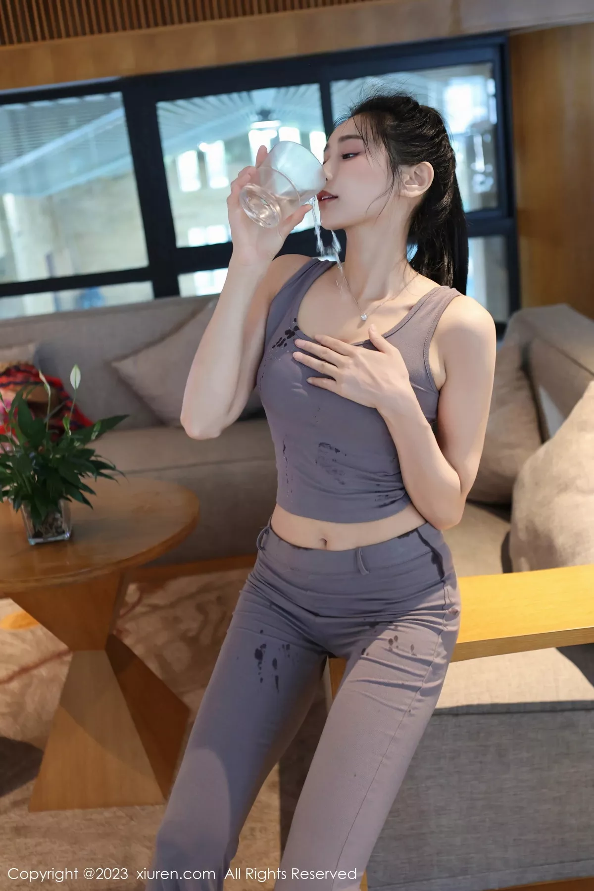 [[XiuRen秀人网]秀人网]No.7512_模特草莓mm性感灰色运动服露粉色内衣秀曼妙身姿迷人诱惑写真71P