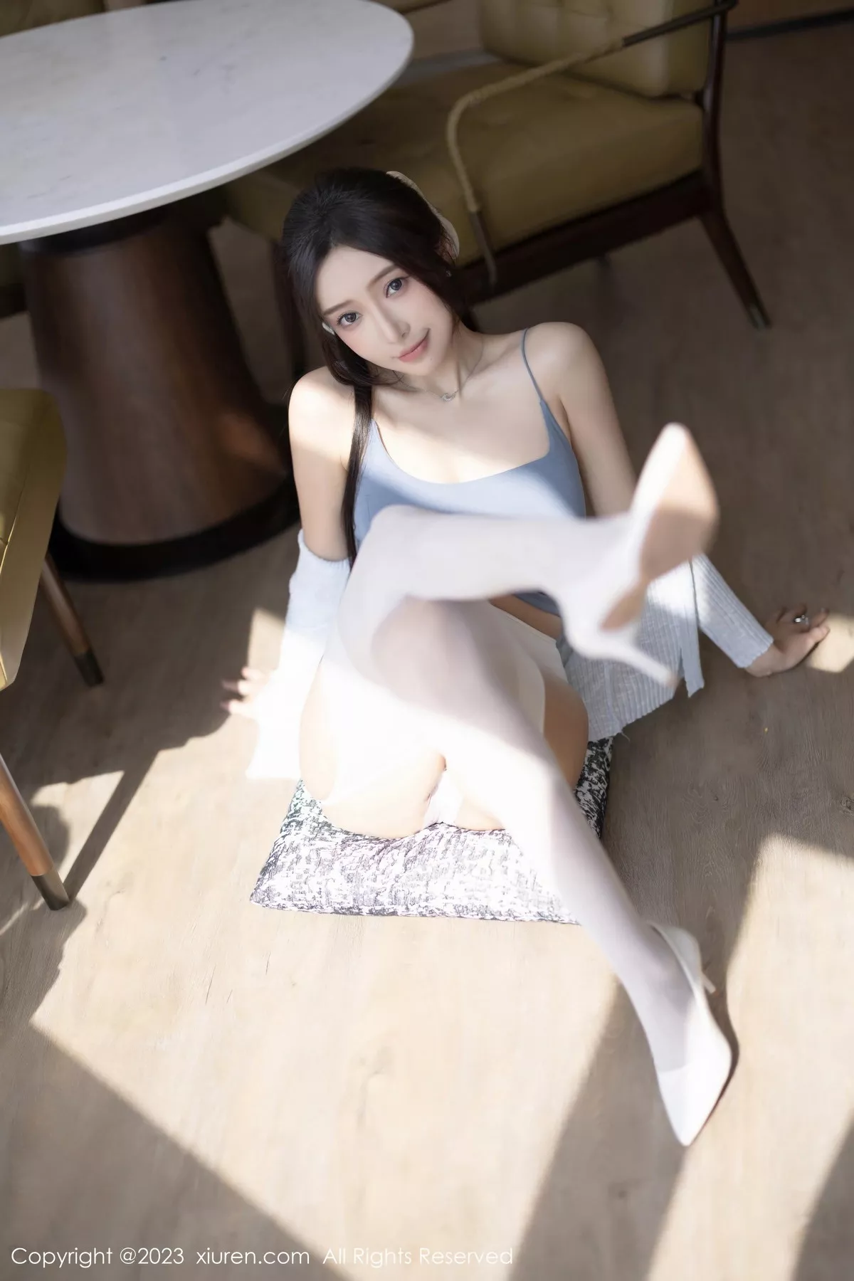 [[XiuRen秀人网]秀人网]No.7515_女神王馨瑶yanni性感浅色服饰配短裙露白丝吊袜秀美腿诱惑写真82P