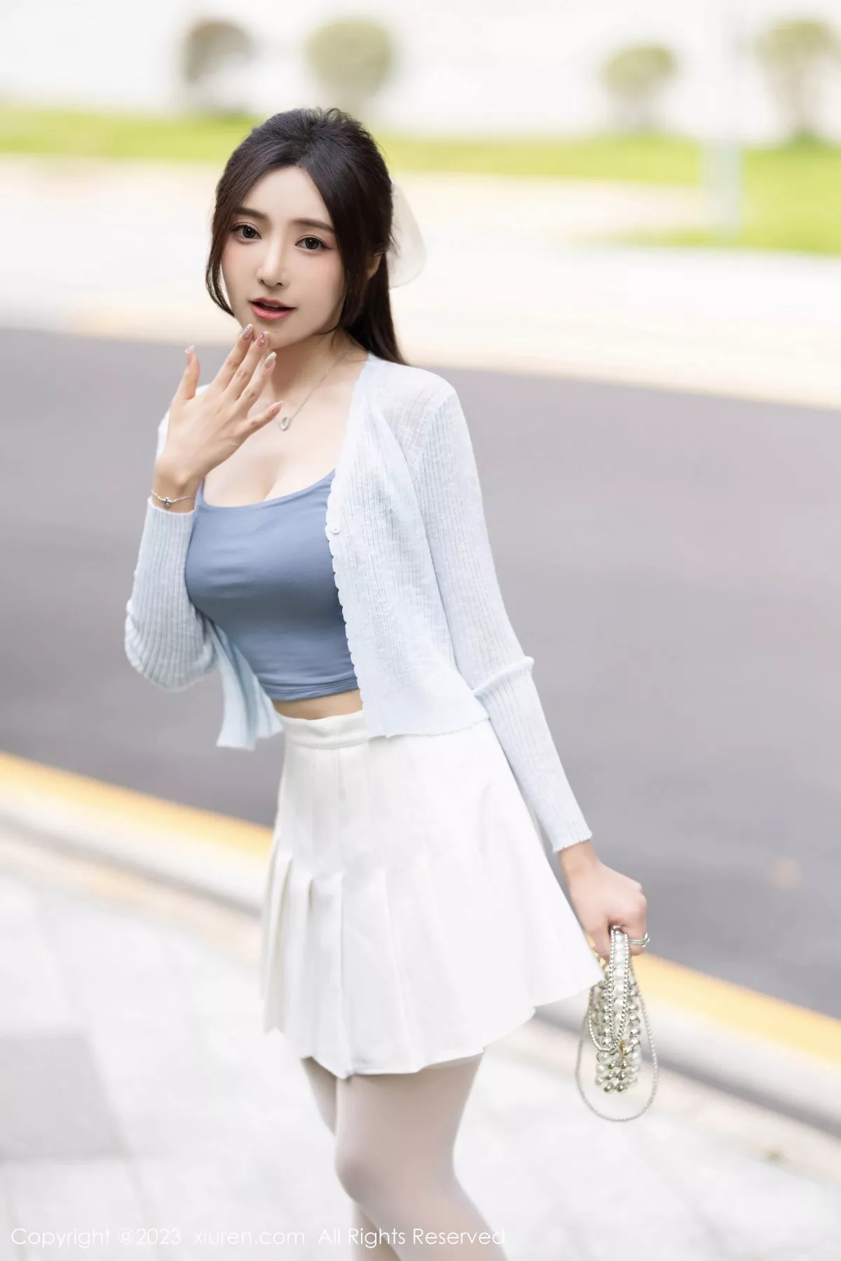 [[XiuRen秀人网]秀人网]No.7515_女神王馨瑶yanni性感浅色服饰配短裙露白丝吊袜秀美腿诱惑写真82P