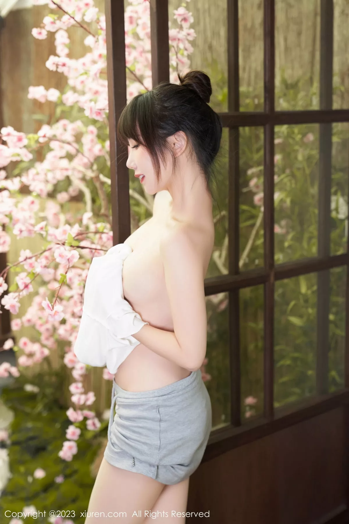 [[XiuRen秀人网]秀人网]No.7519_模特波巧酱性感白色短T配灰色短裙露超薄肉丝秀美腿诱惑写真88P