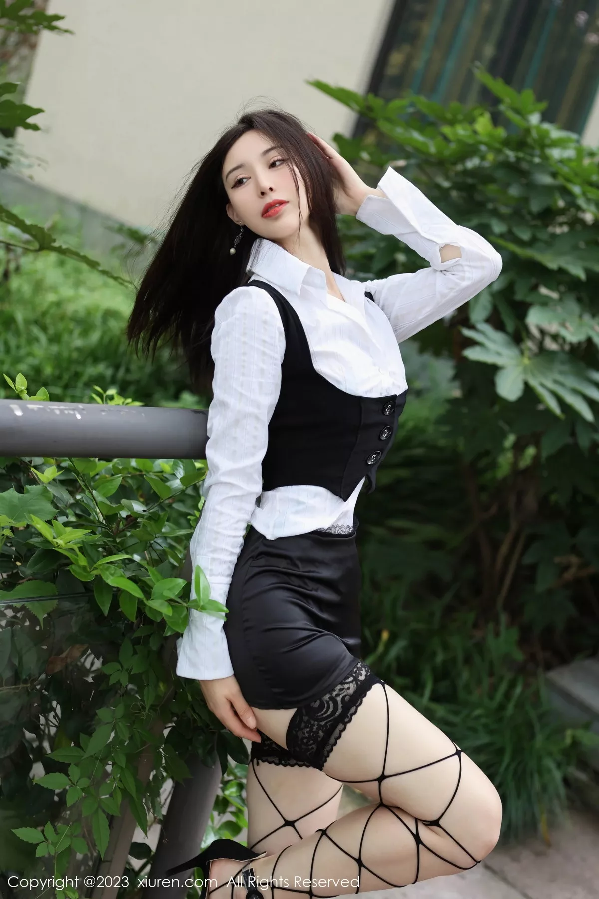 [[XiuRen秀人网]秀人网]No.7525_模特曼柔户外性感白T配黑色短裙半脱秀豪乳遮点惹火诱惑写真78P