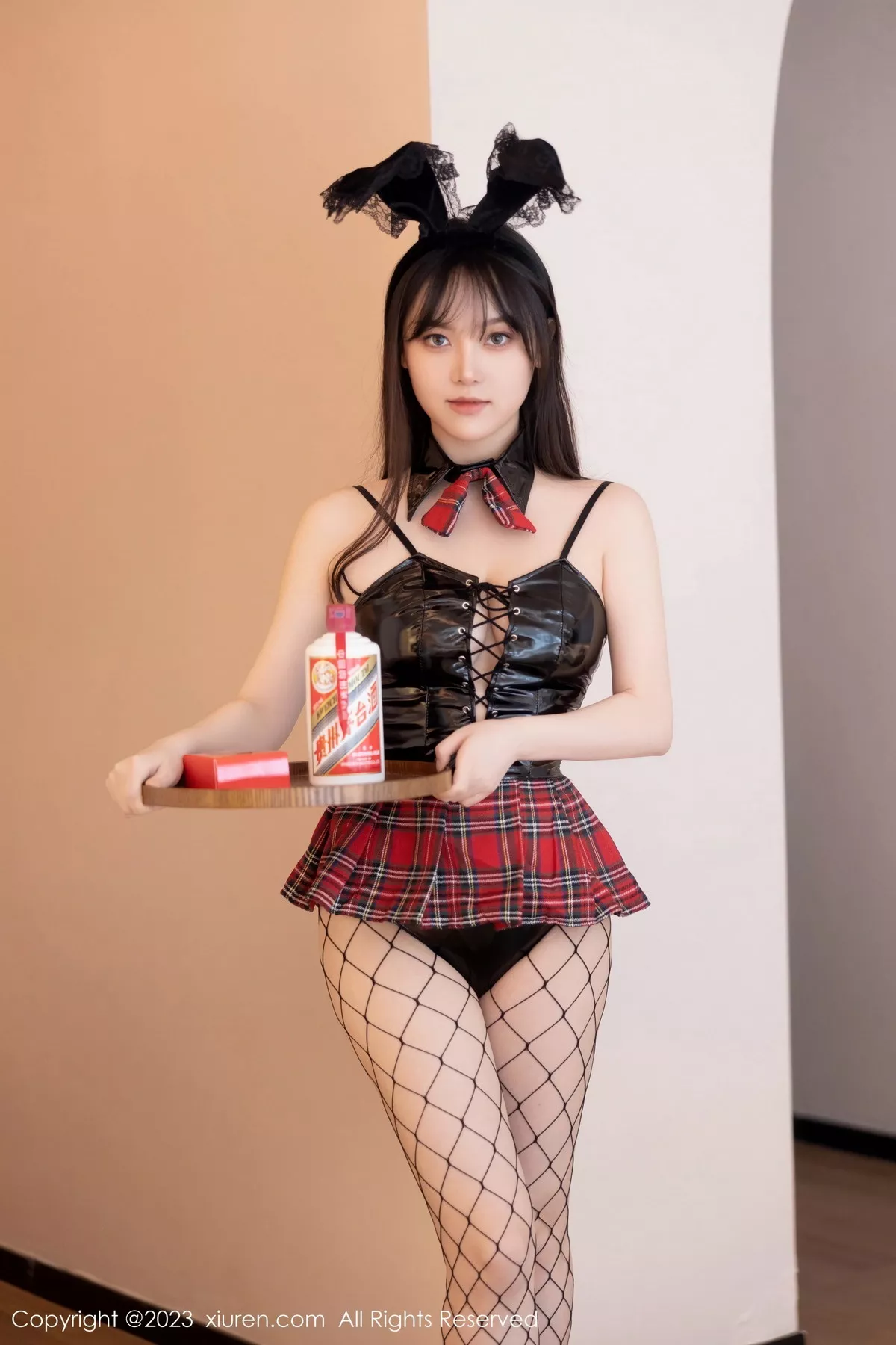 [[XiuRen秀人网]秀人网]No.7575_模特豆瓣酱性感黑色皮质连体衣配黑丝网袜秀丰满身材诱惑写真80P