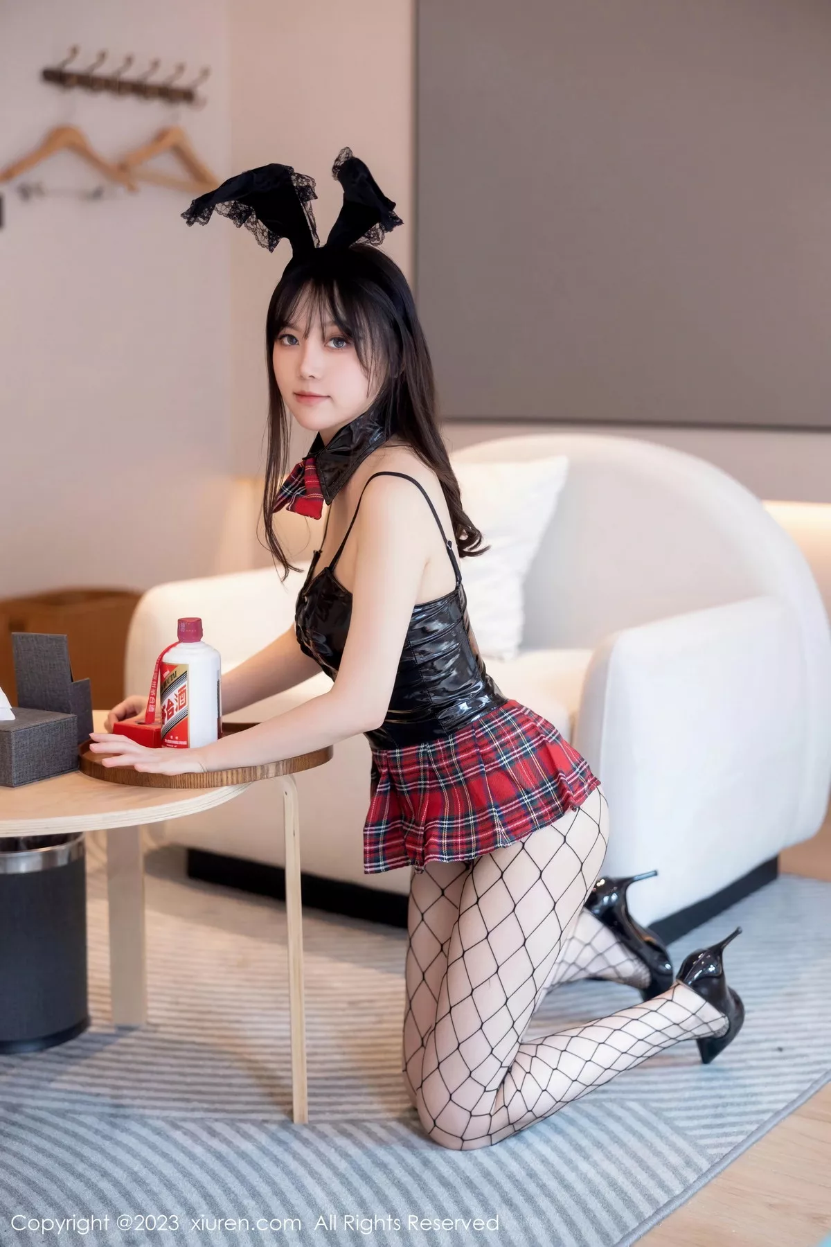 [[XiuRen秀人网]秀人网]No.7575_模特豆瓣酱性感黑色皮质连体衣配黑丝网袜秀丰满身材诱惑写真80P