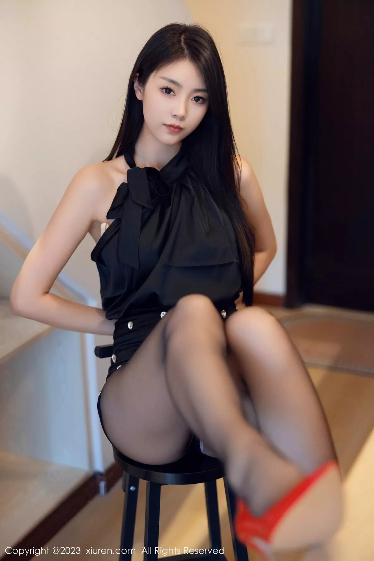 [[XiuRen秀人网]秀人网]No.7535_模特可乐Vicky性感黑色上衣配黑短裙露超薄黑丝秀美腿诱惑写真82P