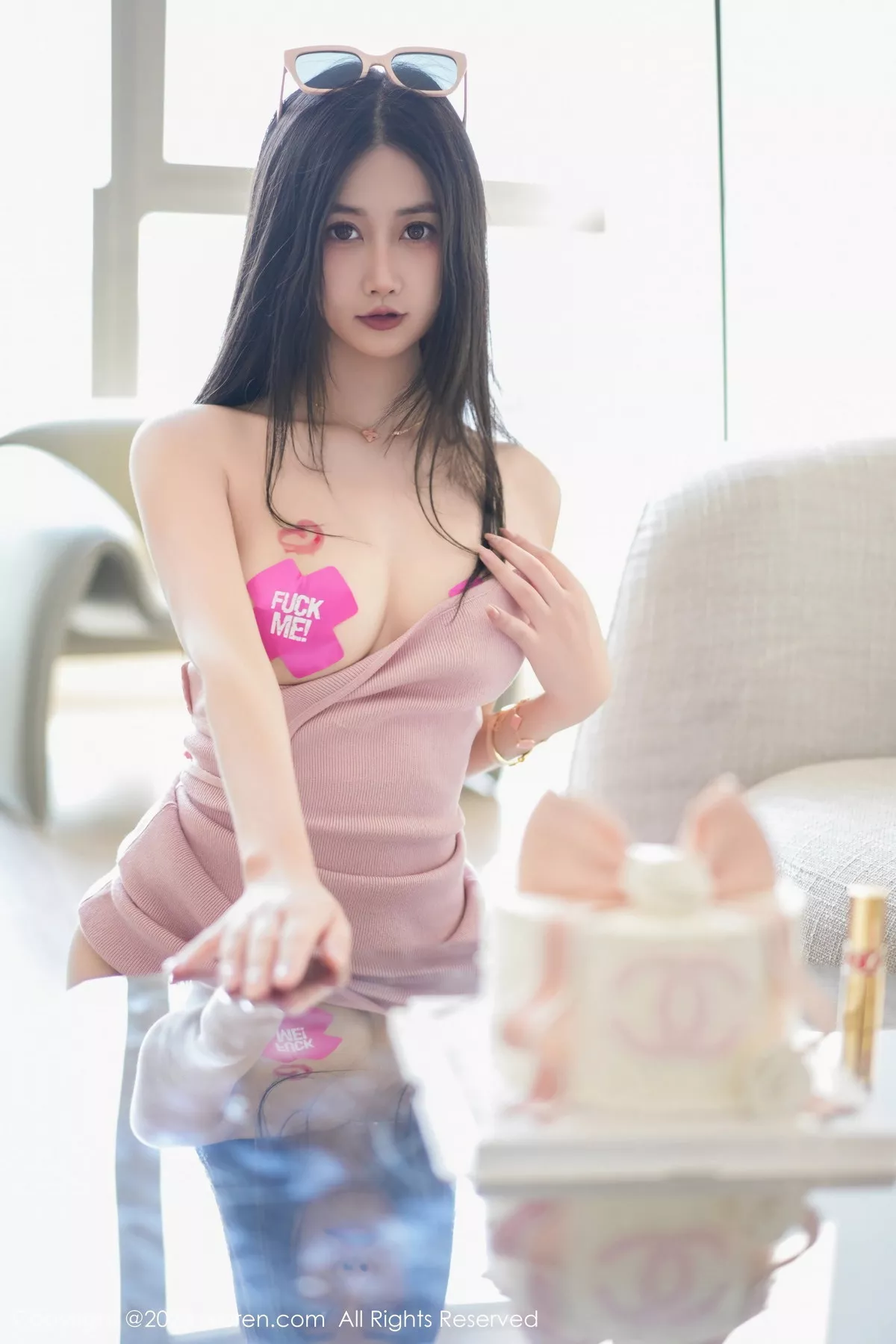 [[XiuRen秀人网]秀人网]No.7533_模特laura阿姣性感粉色连衣裙配白丝袜半脱秀惹火身材诱惑写真67P