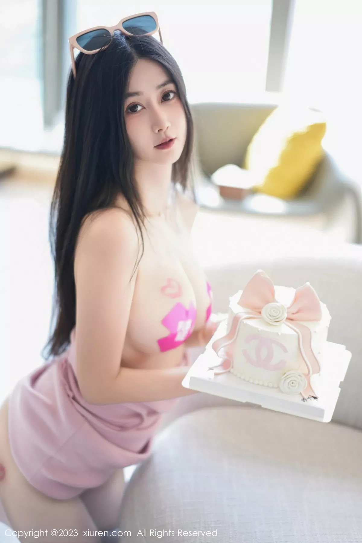 [[XiuRen秀人网]秀人网]No.7533_模特laura阿姣性感粉色连衣裙配白丝袜半脱秀惹火身材诱惑写真67P