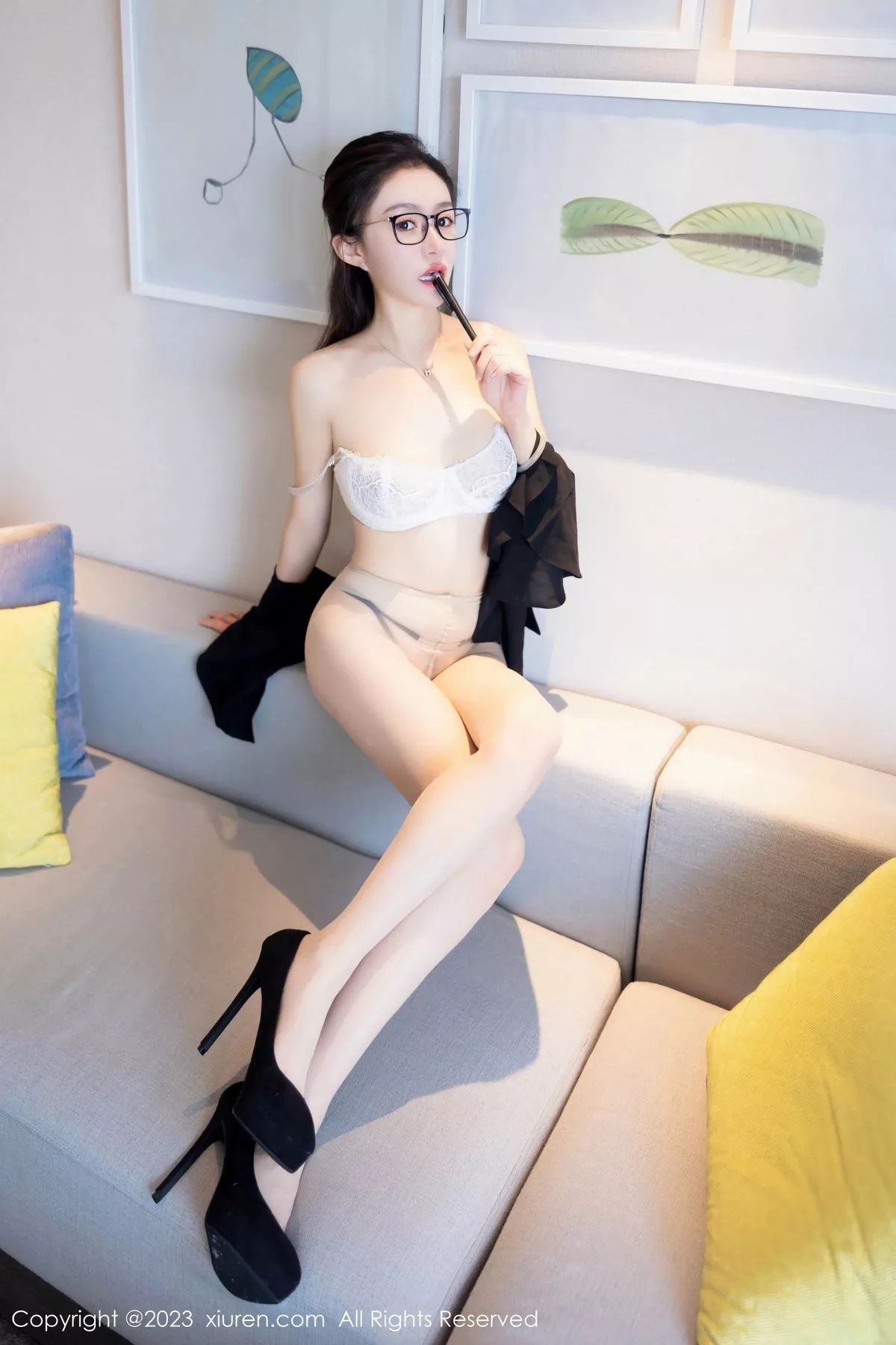 [[XiuRen秀人网]秀人网]No.7549_模特唐宁宁私房性感白色蕾丝内衣配超薄肉丝秀丰腴身姿诱惑写真85P