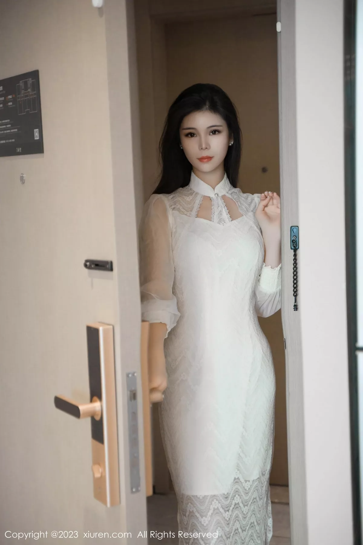 [[XiuRen秀人网]秀人网]No.7559_模特雪糕CiCi性感白色旗袍露墨绿内衣配开档肉丝惹火诱惑写真76P
