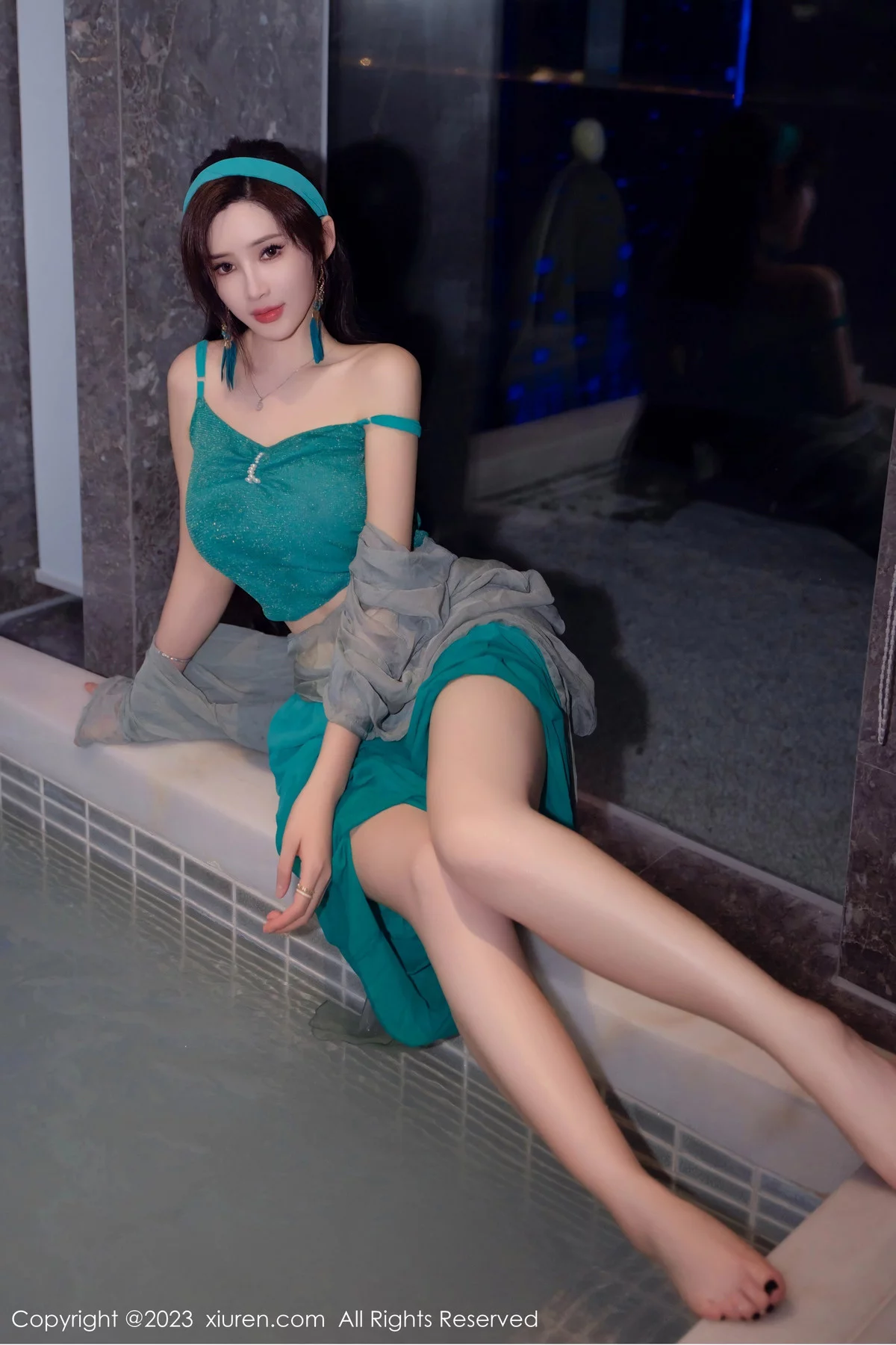 [[XiuRen秀人网]秀人网]No.7886_女神Carol周妍希温泉主题性感墨绿服饰秀丰满身材迷人诱惑写真58P